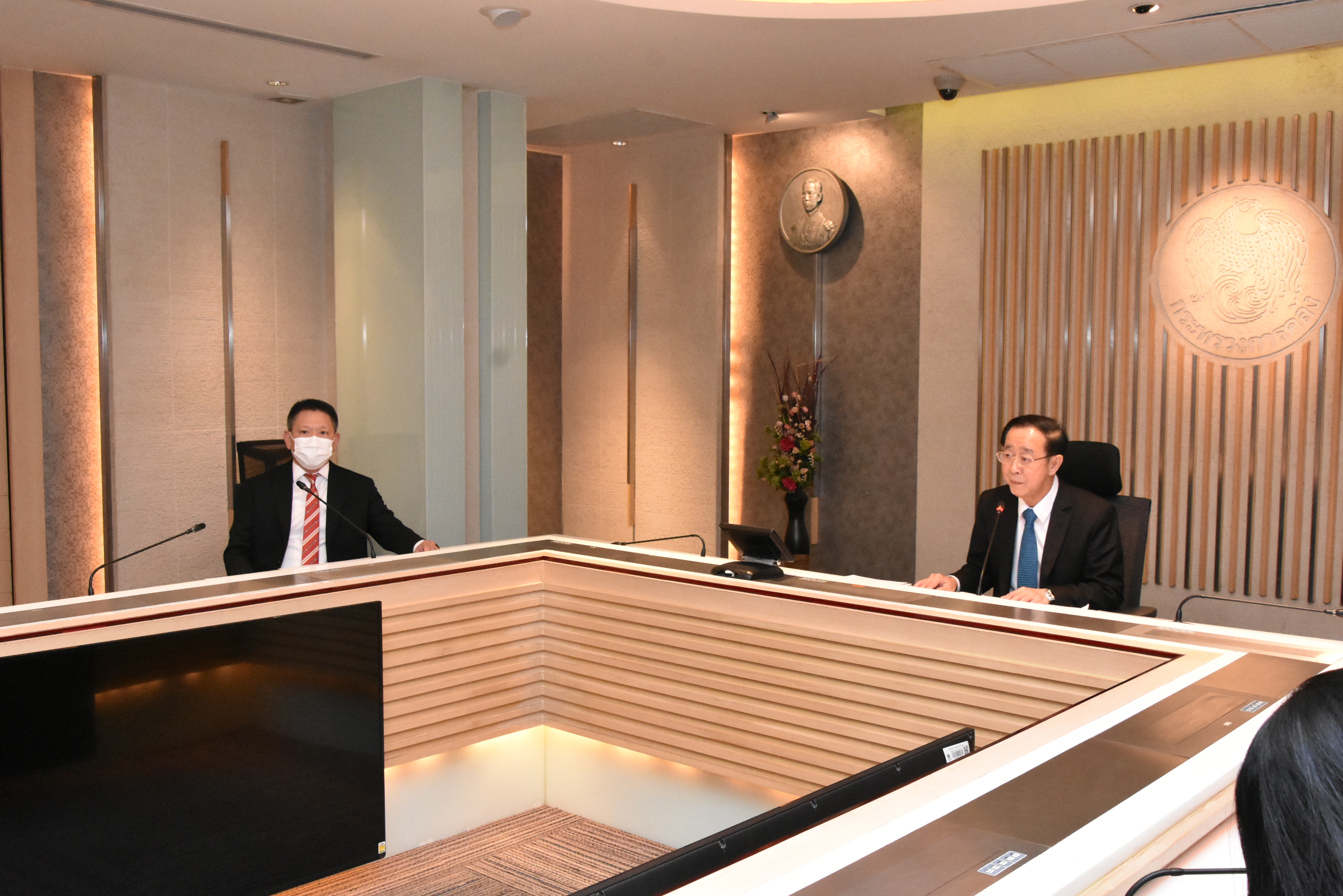 รมว.คลังและอธิบดีกรมสรรพากรให้สัมภาษณ์พิเศษแก่สื่อมวลชนสายเศรษฐกิจประจำกระทรวงการคลัง