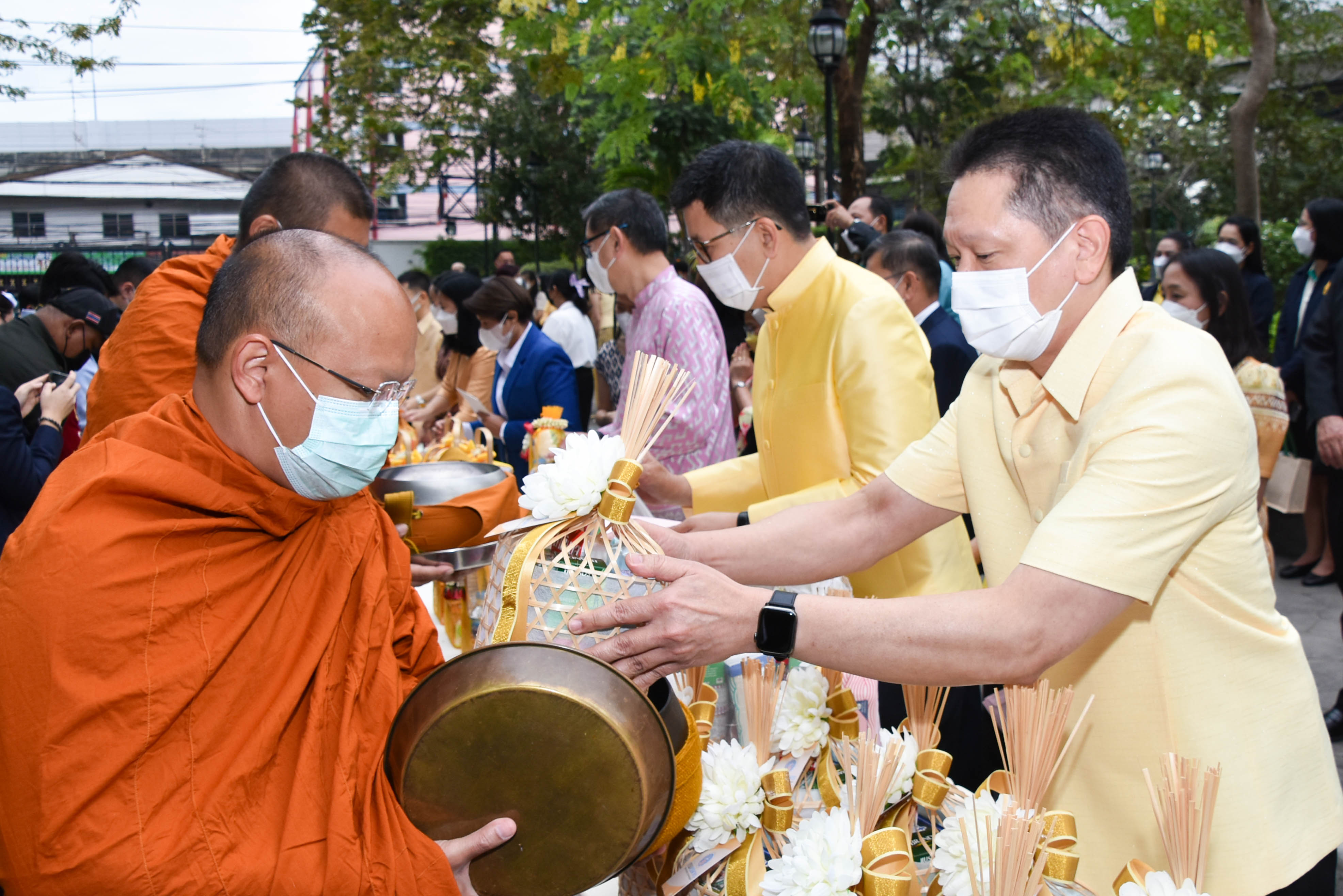 กรมสรรพากรร่วมในพิธีทำบุญตักบาตรเนื่องในวันขึ้นปีใหม่ พุทธศักราช 2566