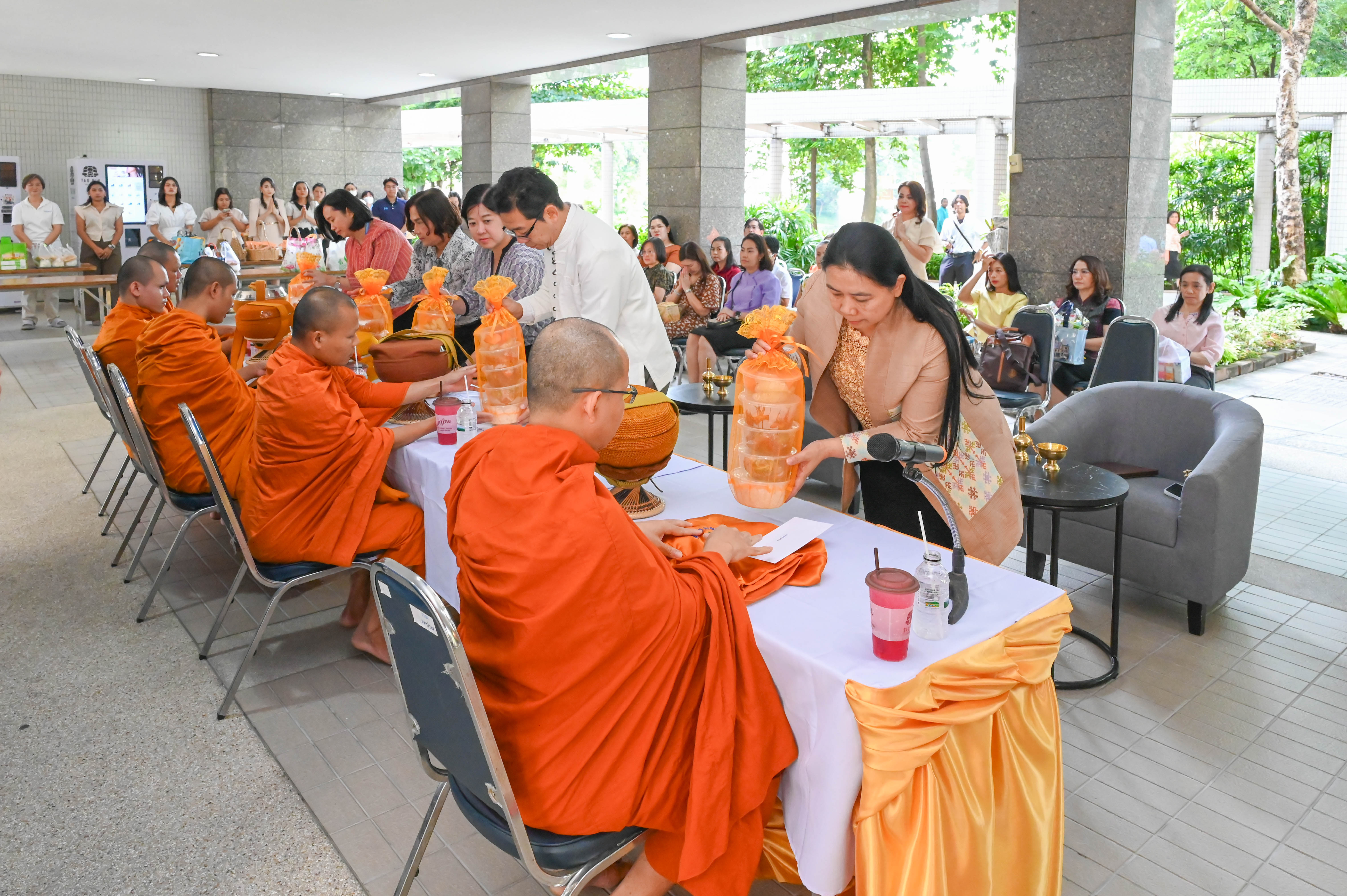 กรมสรรพากรจัดโครงการทำบุญตักบาตร ข้าวสาร อาหารแห้ง