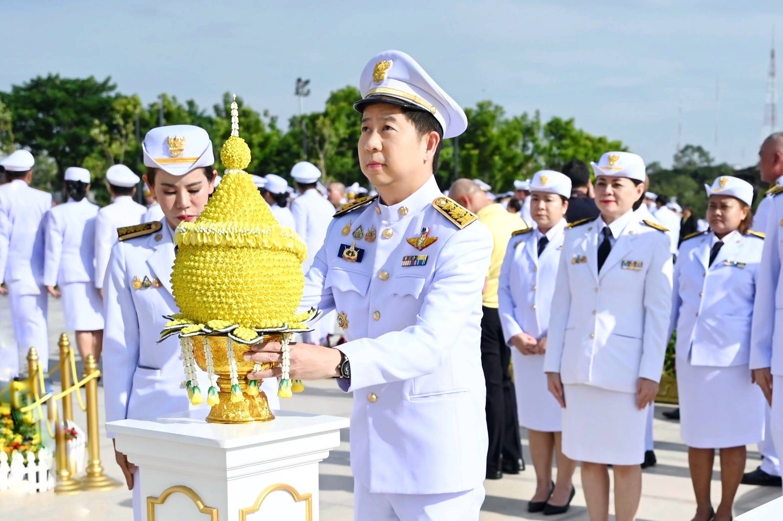 กรมสรรพากรร่วมพิธีวางพานพุ่มดอกไม้ถวายราชสักการะ เนื่องในวันคล้ายวันพระบรมราชสมภพ พระบาทสมเด็จพระบรมชนกาธิเบศร มหาภูมิ พลอดุลยเดชมหาราช บรมนาถบพิตร วันชาติ และวันพ่อแห่งชาติ 5 ธันวาคม