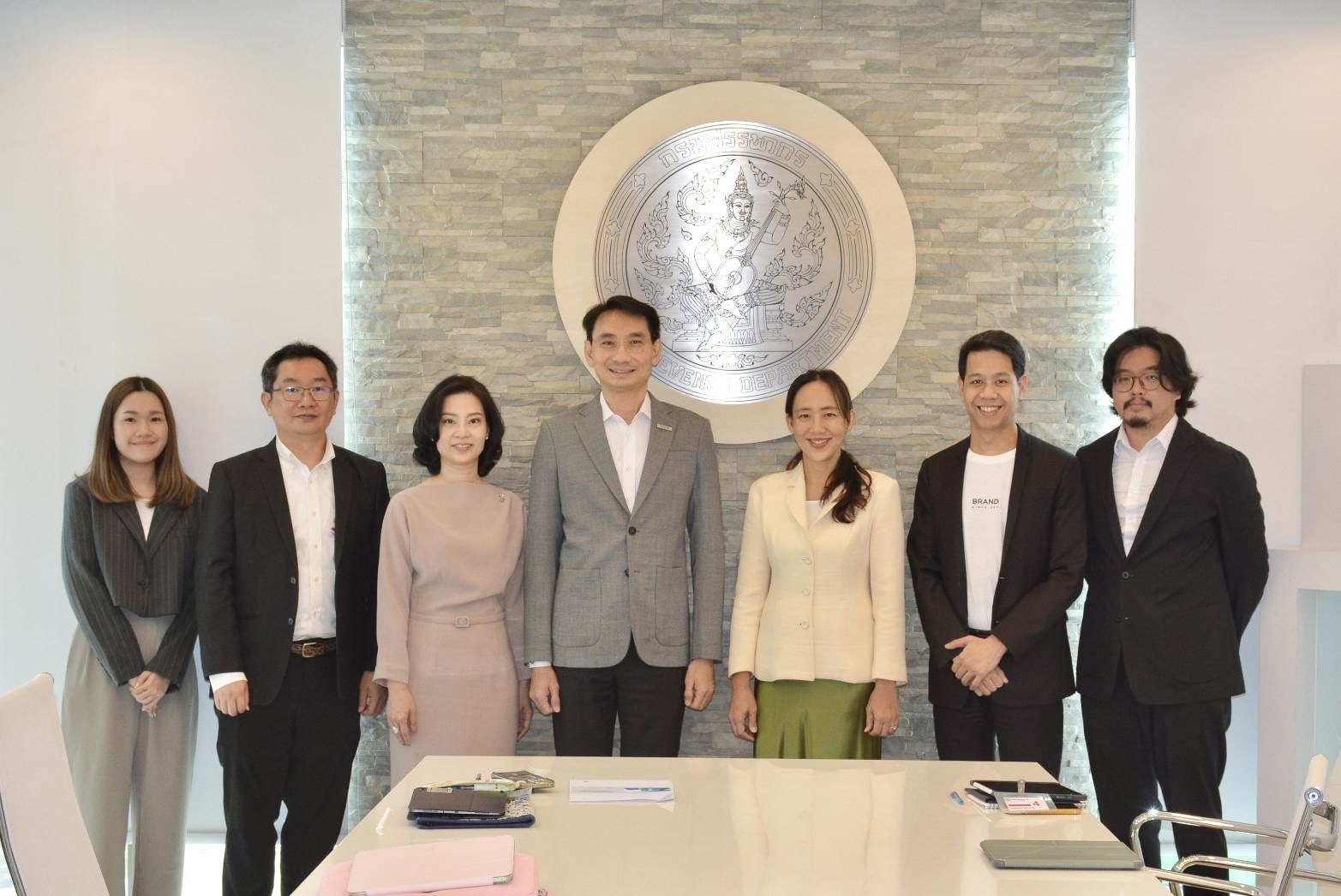 อธิบดีกรมสรรพากรให้สัมภาษณ์มูลนิธิสถาบันวิจัยนโยบายเศรษฐกิจการคลัง (สวค.) เพื่อสนับสนุนงานวิจัยนโยบายสาธารณะ