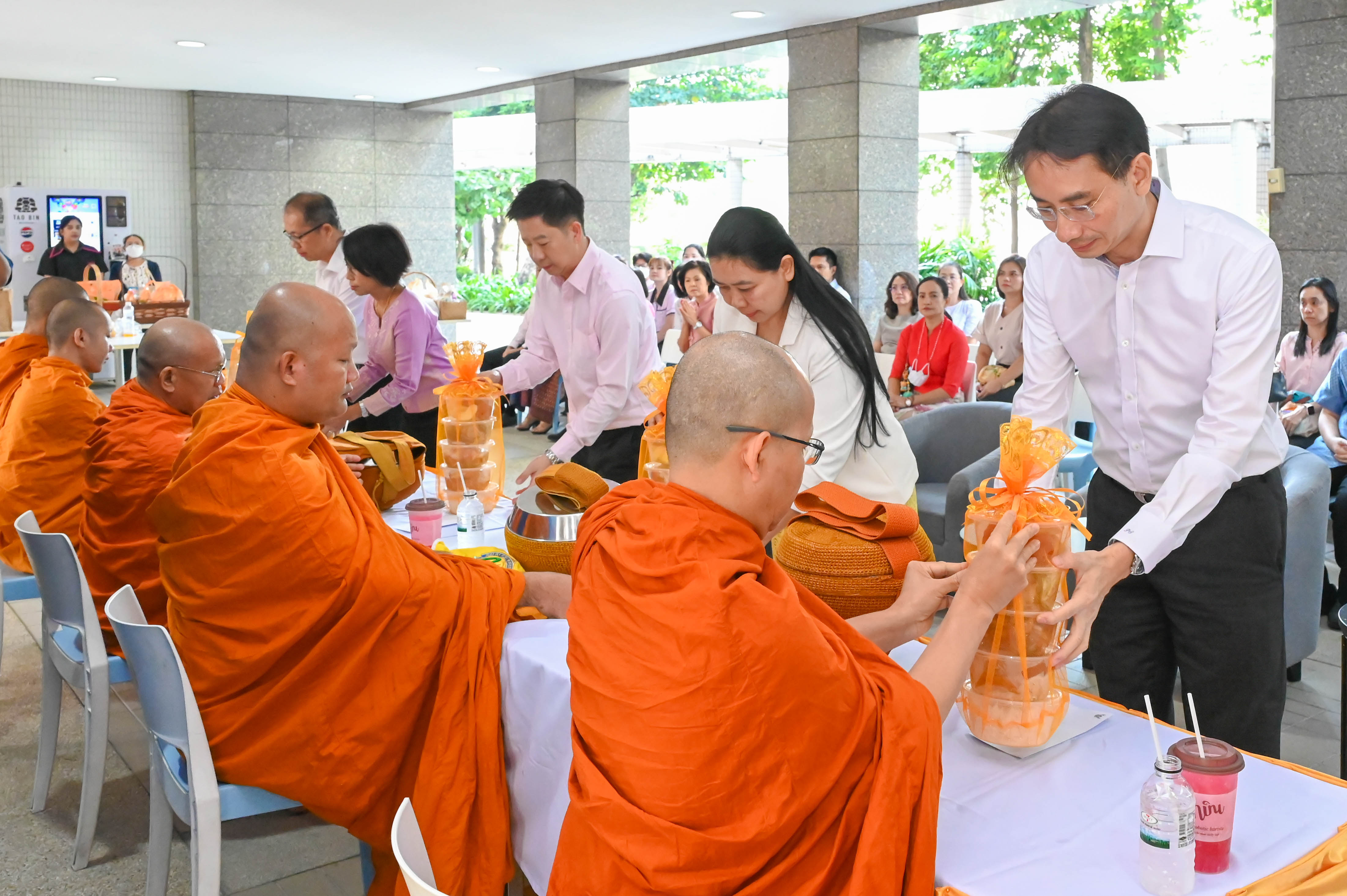 กรมสรรพากรจัดโครงการทำบุญตักบาตร ข้าวสาร อาหารแห้ง