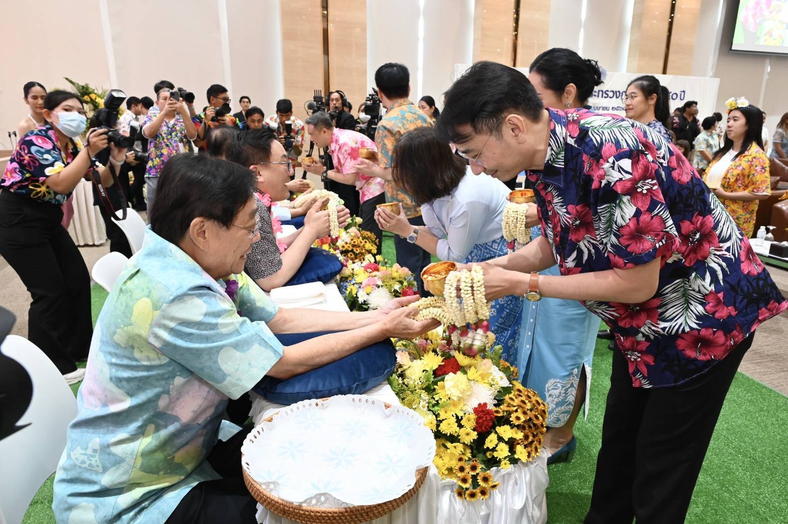 กรมสรรพากรร่วมพิธีสรงน้ำพระพุทธรูป และรดน้ำผู้บริหารระดับสูงกระทรวงการคลัง เนื่องในเทศกาลวันสงกรานต์ พ.ศ. 2568 กระทรวงการคลัง