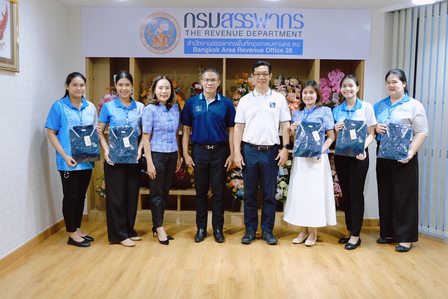 ประธานคณะทำงานฯ มอบเสื้อรางวัล RD10X ให้แก่ข้าราชการและเจ้าหน้าที่ในสังกัดสำนักงานสรรพากรพื้นที่กรุงเทพมหานคร 28 
