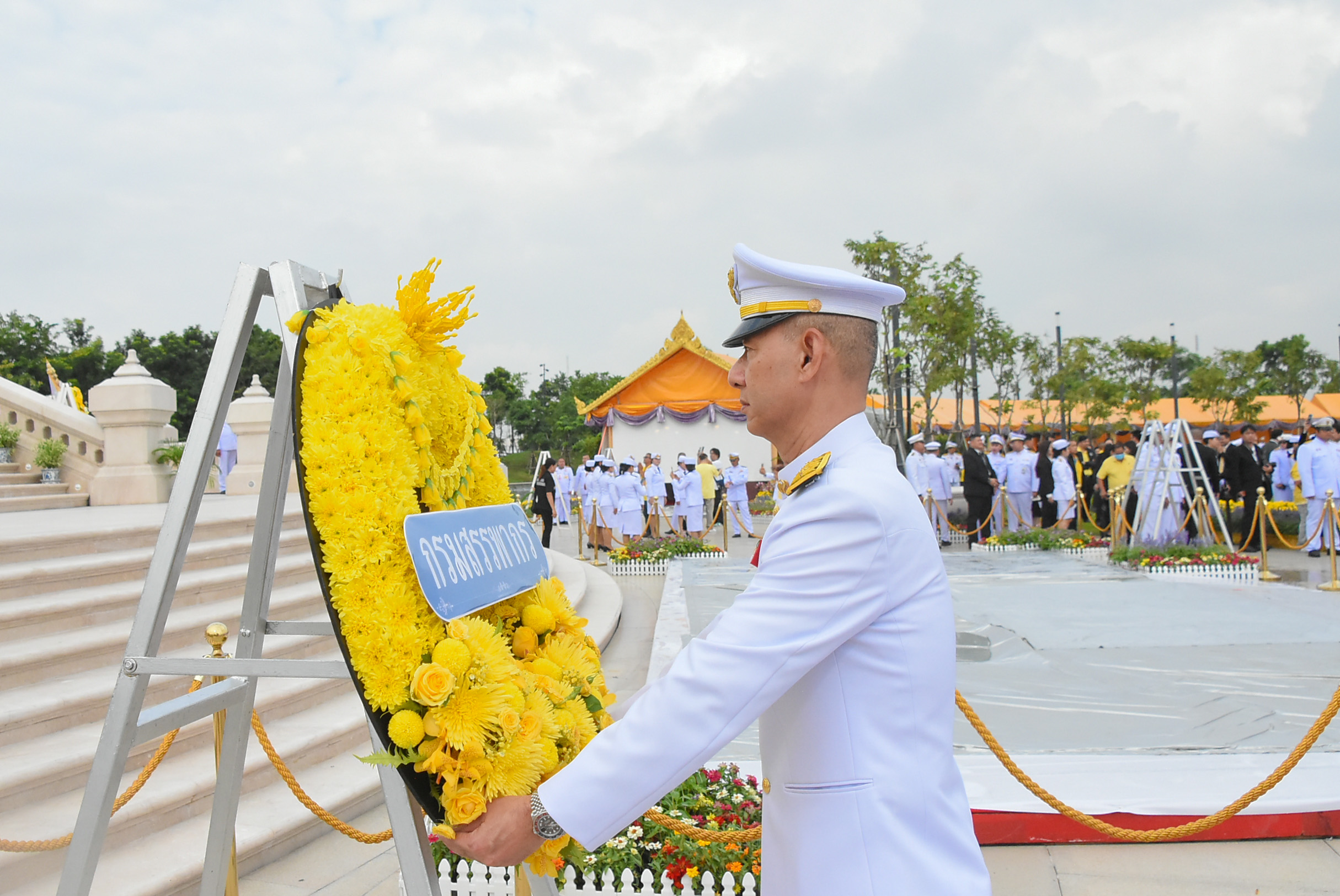 กรมสรรพากรร่วมพิธีวางพวงมาลาถวายบังคมพระบรมราชานุสาวรีย์ พระบาทสมเด็จพระบรมชนกาธิเบศร มหาภูมิพลอดุลยเดชมหาราช บรมนาถบพิตร เนื่องในวันนวมินทรมหาราช