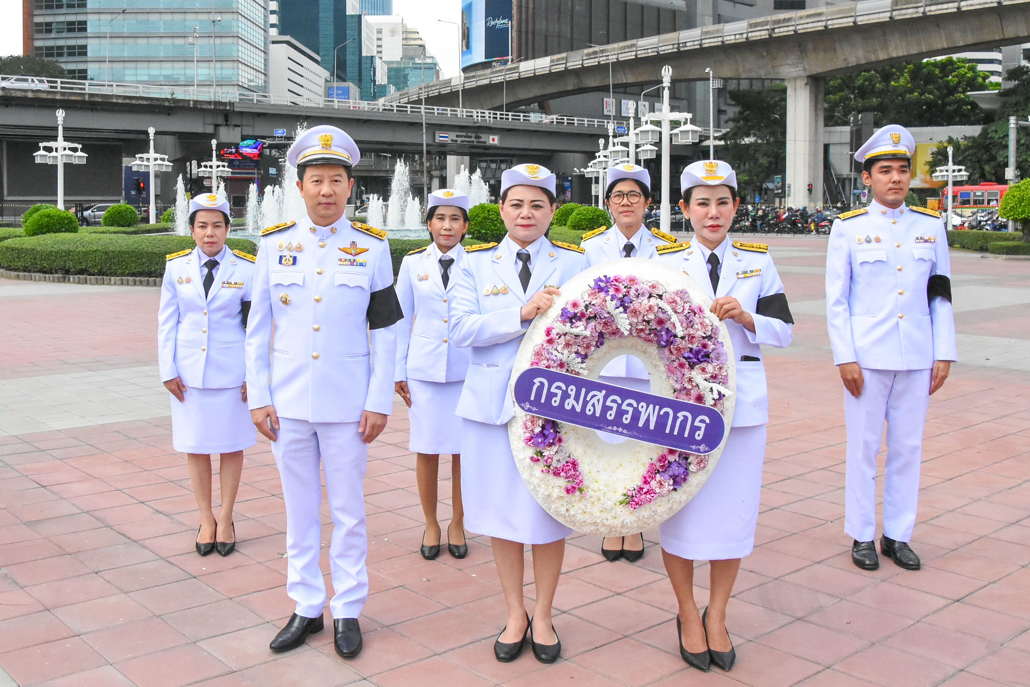 กรมสรรพากรร่วมพิธีวางพวงมาลาถวายราชสักการะพระบาทสมเด็จพระมงกุฎเกล้าเจ้าอยู่หัว เนื่องในโอกาสวันคล้ายวันสวรรคต ครบ 100 ปี