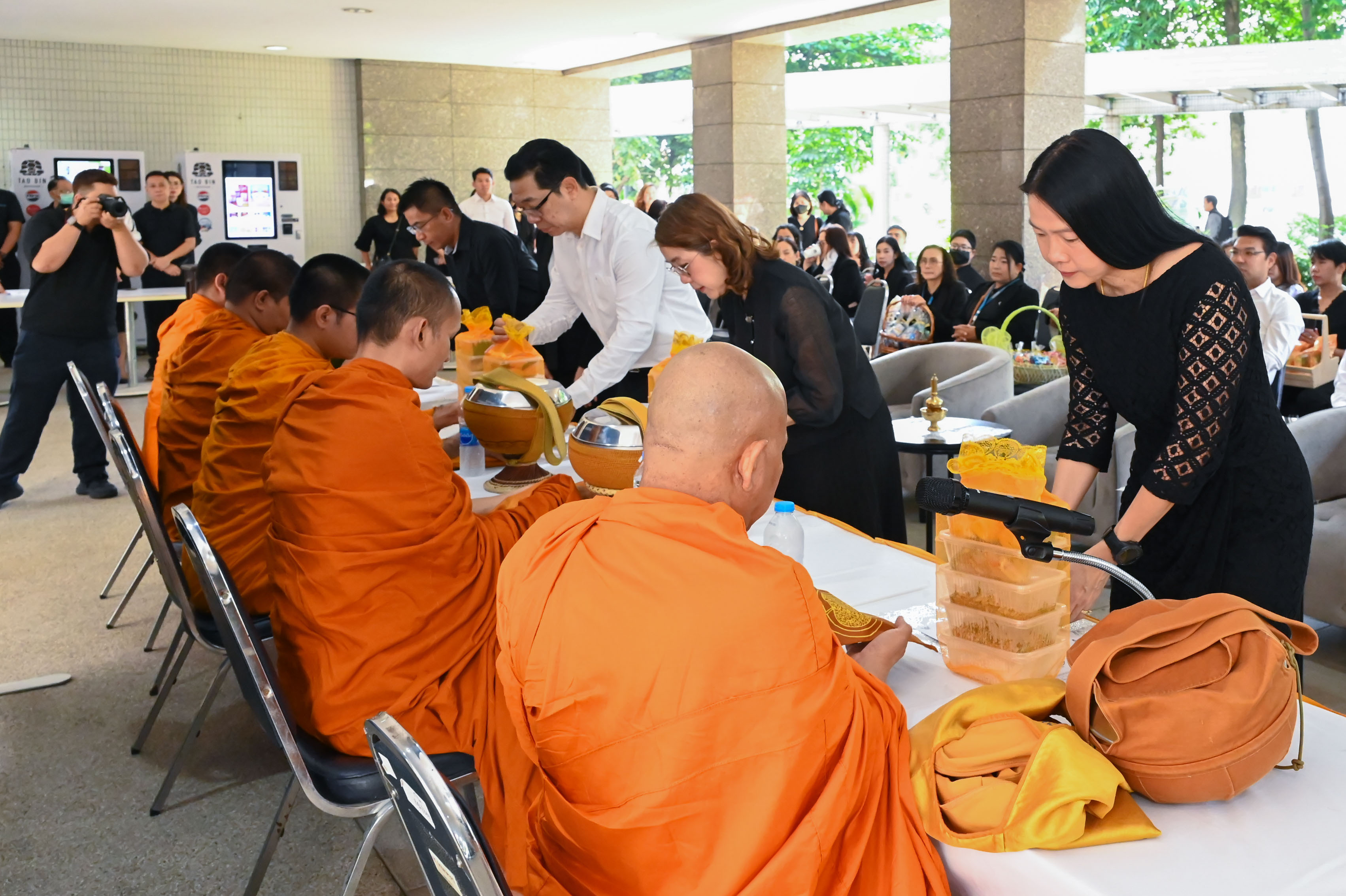 กรมสรรพากรจัดกิจกรรมทำบุญตักบาตร ข้าวสาร อาหารแห้ง