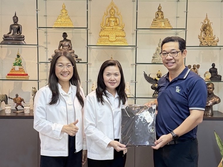 ประธานคณะทำงานฯ มอบเสื้อรางวัล RD10X ให้แก่ข้าราชการและเจ้าหน้าที่ โดยมีสรรพากรพื้นที่อุบลราชธานี สรรพากรพื้นที่กาฬสินธุ์ สรรพากรพื้นที่จันทบุรี และสรรพากรพื้นที่หนองบัวลำภู เป็นผู้แทนรับมอบ