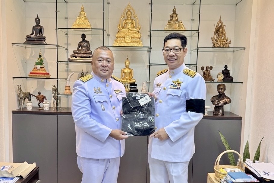 ประธานคณะทำงานฯ มอบเสื้อรางวัลให้แก่ข้าราชการและเจ้าหน้าที่ส่วนวางแผนและประเมินผล ในสังกัดสำนักงานสรรพากรพื้นที่ชัยภูมิ และสำนักงานสรรพากรพื้นที่สาขาสว่างแดนดิน ในสังกัดสำนักงานสรรพากรพื้นที่สกลนคร