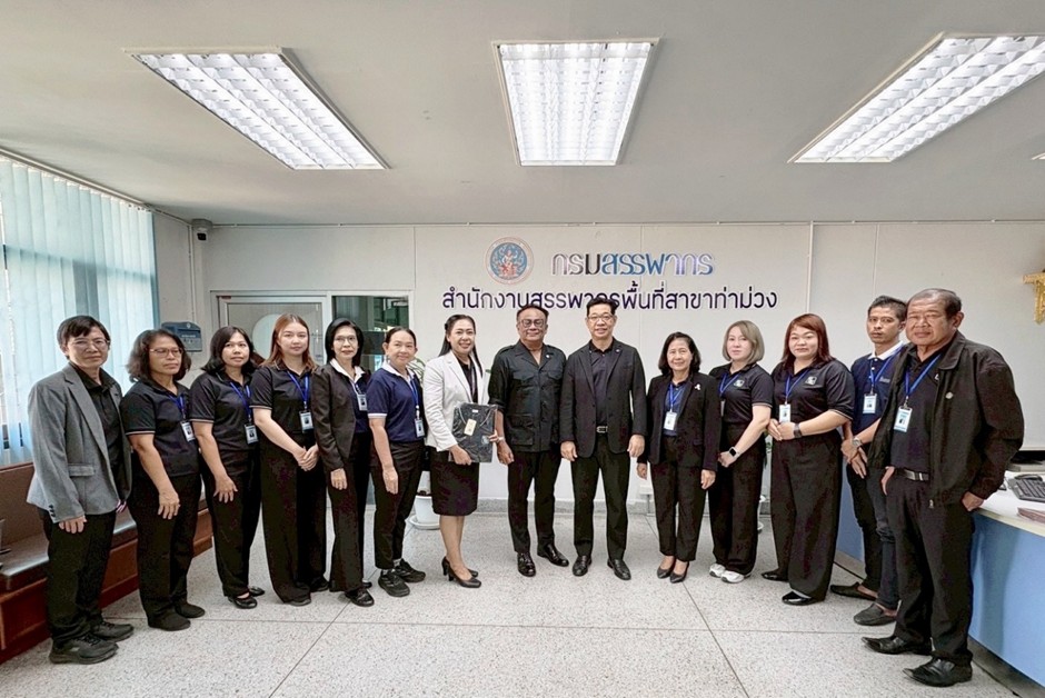 ประธานคณะทำงานฯ มอบเสื้อรางวัลให้แก่ข้าราชการและเจ้าหน้าที่สำนักงานสรรพากรพื้นที่สาขาท่าม่วง ในสังกัดสำนักงานสรรพากรพื้นที่กาญจนบุรี
