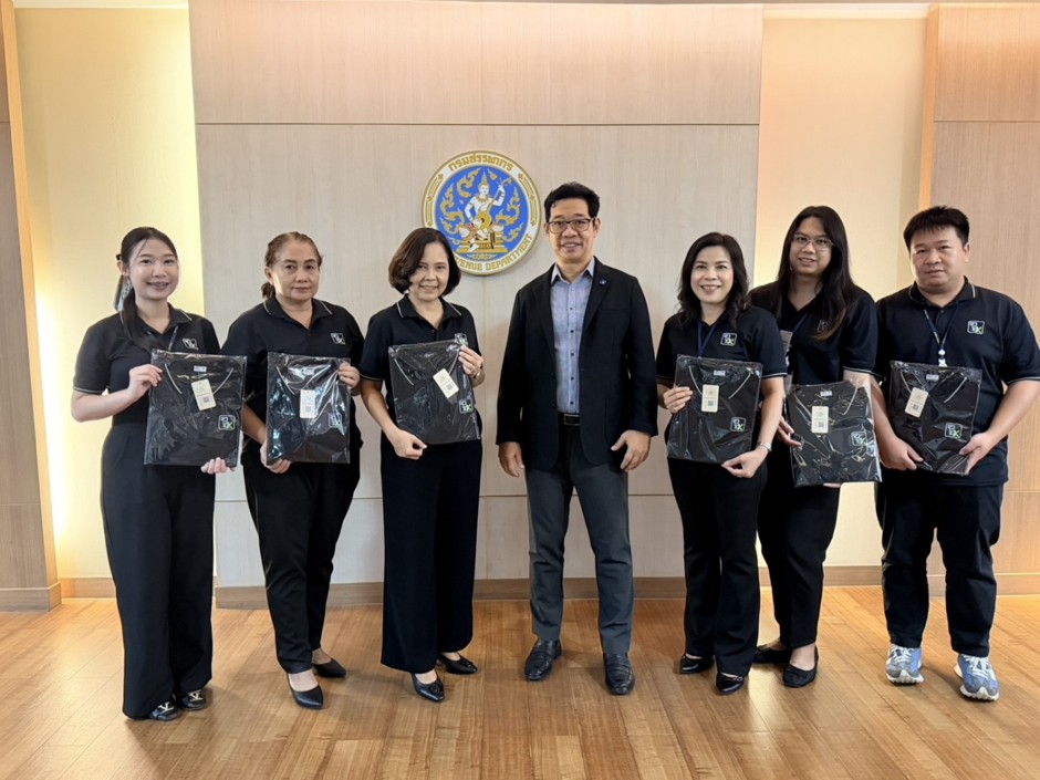 ประธานคณะทำงานฯ มอบเสื้อรางวัลให้แก่ข้าราชการและเจ้าหน้าที่ส่วนวางแผนและประเมินผล ในสังกัดสำนักงานสรรพากรพื้นที่กรุงเทพมหานคร 25 และทีมบริหารงานสำรวจ ในสังกัดสำนักงานสรรพากรพื้นที่ฉะเชิงเทรา