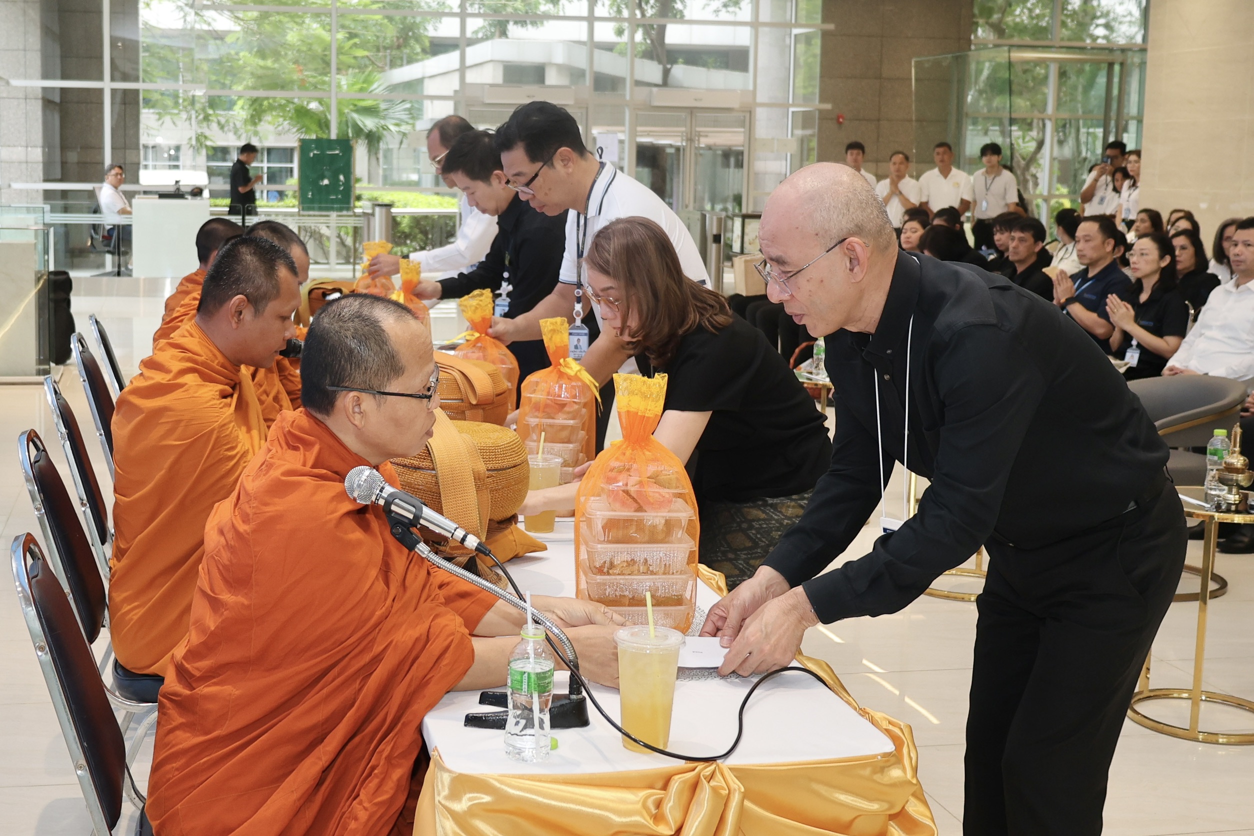 กรมสรรพากรจัดกิจกรรมทำบุญตักบาตร ข้าวสาร อาหารแห้ง