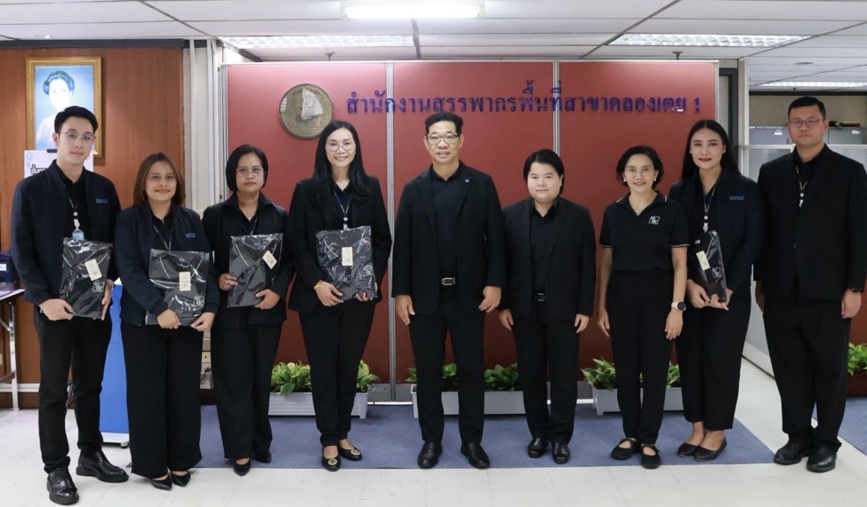 ประธานคณะทำงานฯ มอบเสื้อรางวัลให้แก่ข้าราชการและเจ้าหน้าที่สำนักงานสรรพากรพื้นที่สาขาคลองเตย 1 ในสังกัดสำนักงานสรรพากรพื้นที่กรุงเทพมหานคร 13 และทีมบริหารงานสำรวจ ในสังกัดสำนักงานสรรพากรพื้นที่กรุงเทพมหานคร 10