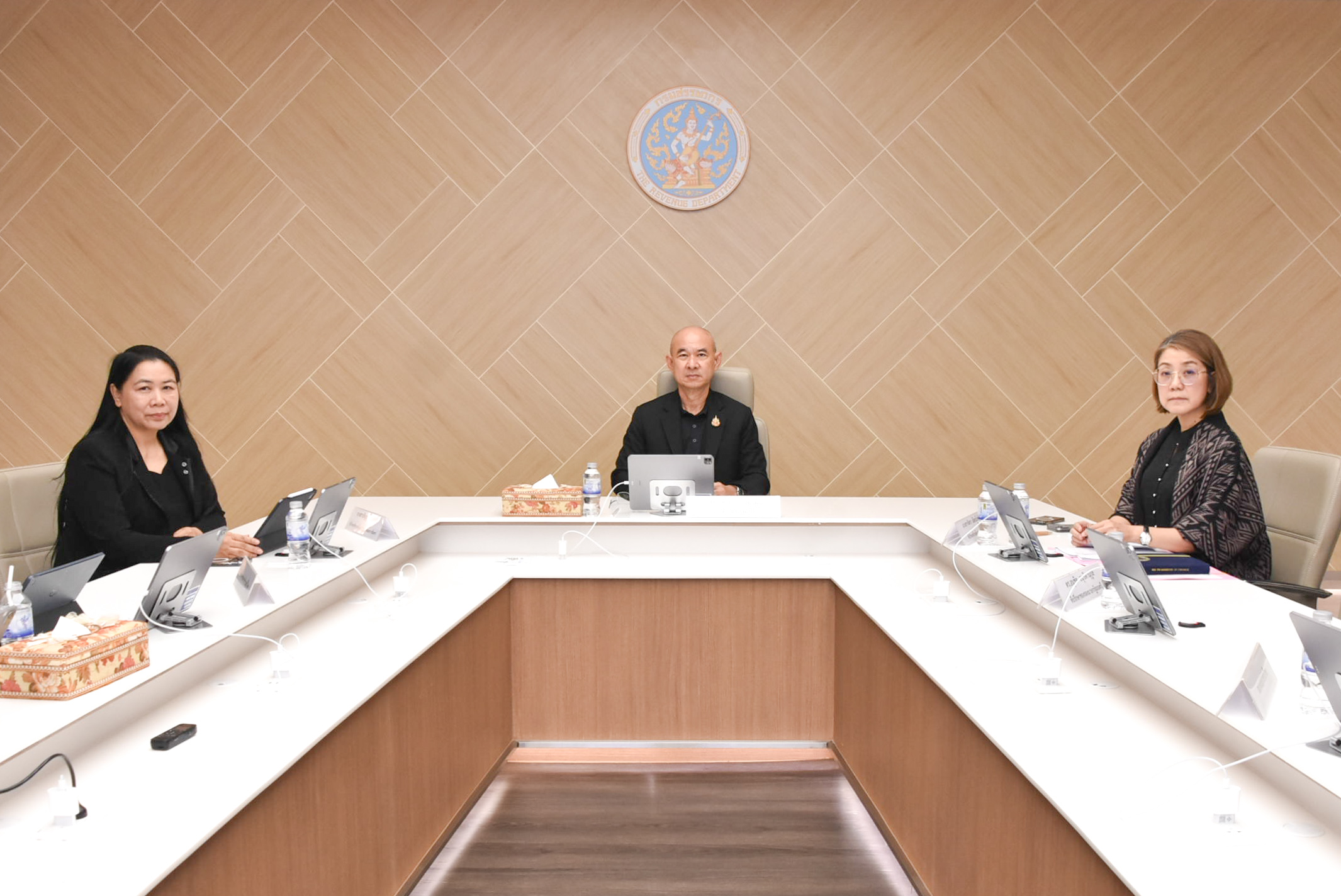 กรมสรรพากรหารือร่วมกับผู้แทนจากธนาคารแห่งประเทศไทย สมาคมธนาคารแห่งประเทศไทย ผู้แทนจากบริษัท เนชั่นแนล ไอทีเอ็มเอ๊กซ์ จำกัด และคณะผู้เกี่ยวข้อง ในการประชุมหารือ เตรียมพร้อมขับเคลื่อนการพัฒนาระบบภาษีอย่างง่าย (Simplified Tax)