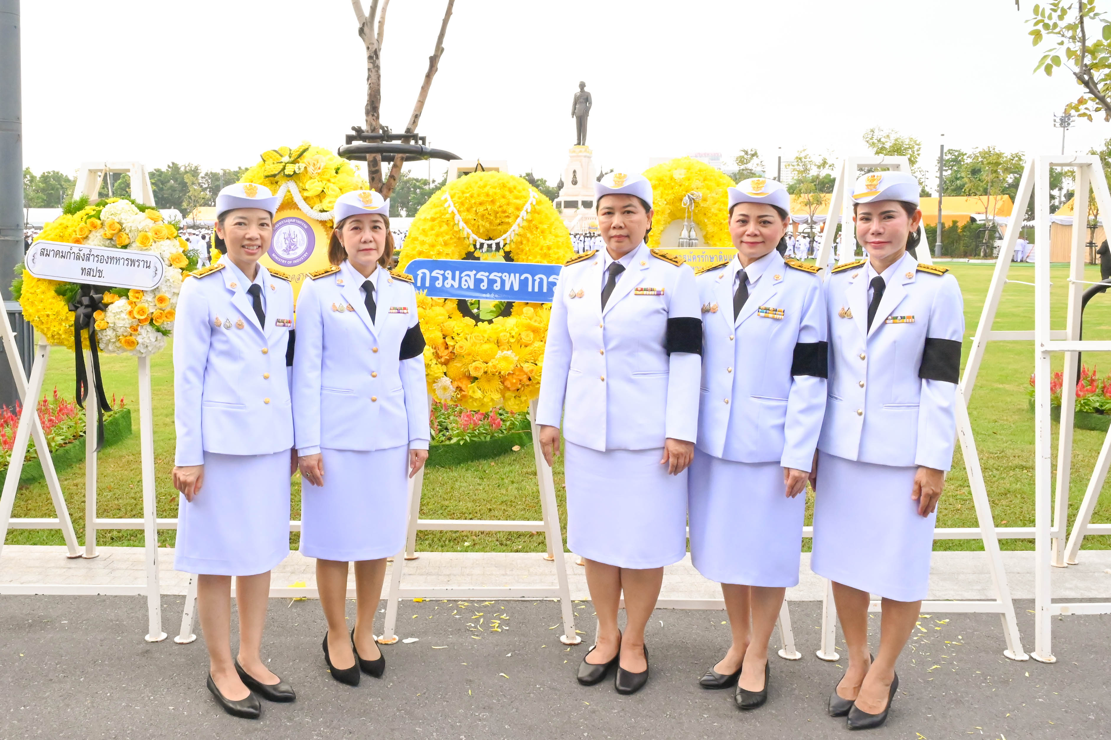 กรมสรรพากรร่วมพิธีวางพวงมาลาถวายบังคม เนื่องในวันนวมินทรมหาราช 13 ตุลาคม