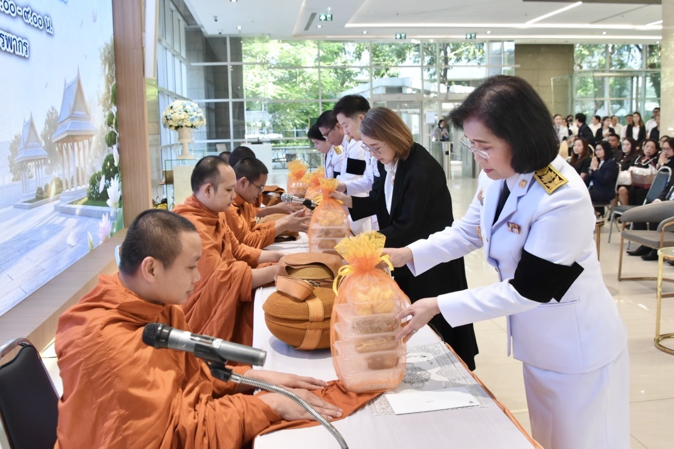 กรมสรรพากรจัดกิจกรรมทำบุญตักบาตร ข้าวสาร อาหารแห้ง
