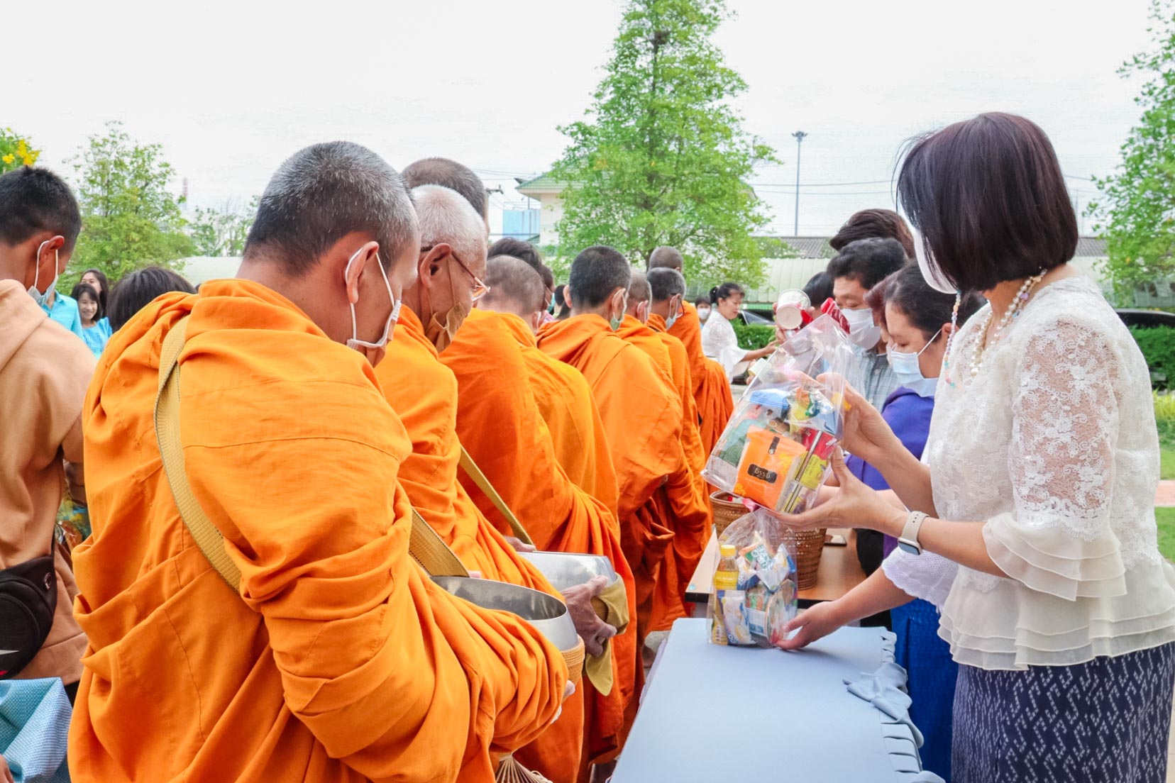 ร่วมทำบุญปีใหม่ ใส่บาตร และเจริญพระพุทธมนต์เนื่องในโอกาส สุขสันต์วันปีใหม่ พ.ศ.2566 