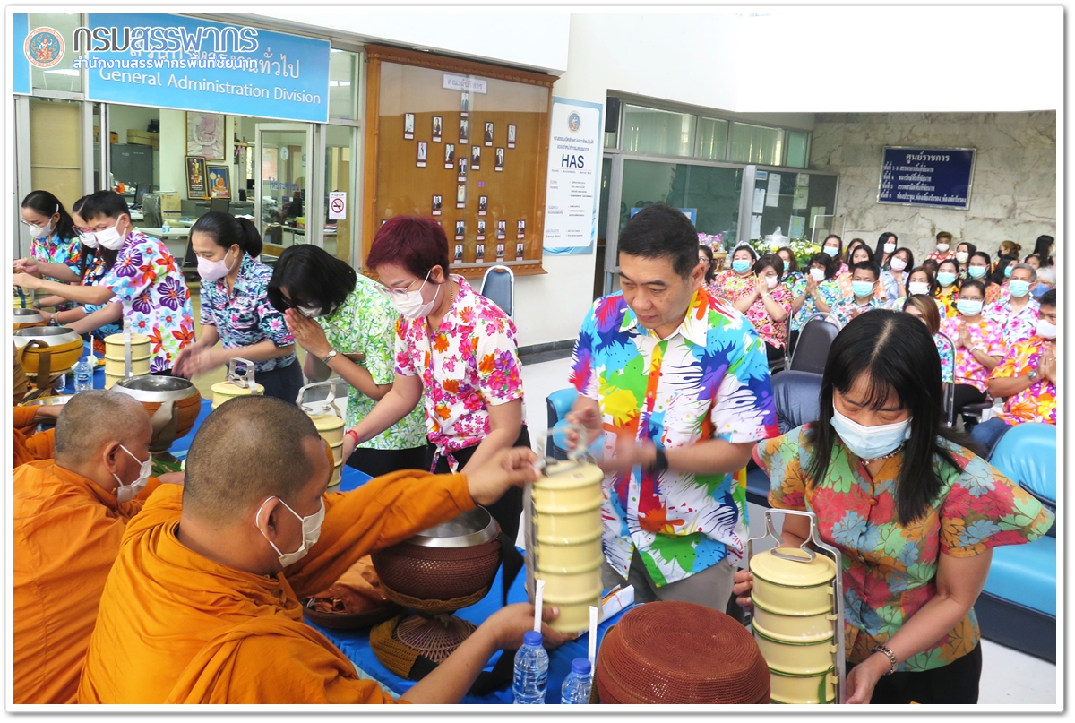 ประมวลภาพพิธีทำบุญตักบาตรและสรงน้ำพระพุทธรูปเนื่องในเทศกาลสงกรานต์