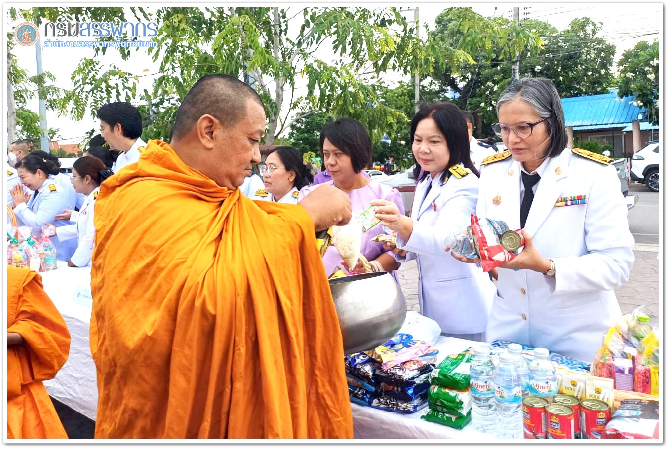 ประมวลภาพพิธีบุญตักบาตร เนื่องในโอกาสวันเฉลิมพระชนมพรรษาสมเด็จพระนางเจ้าสุทิดา พัชรสุธาพิมลลักษณ พระบรมราชินี 3 มิถุนายน 2568