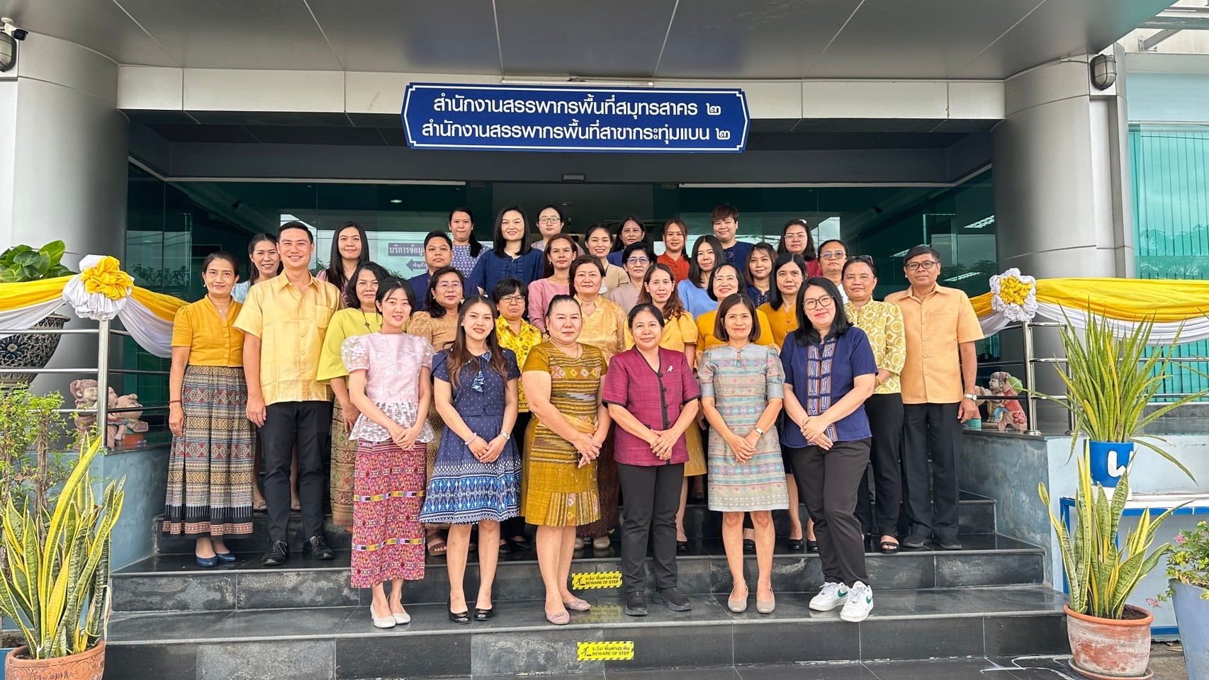 น.ส.วุฒิพร  อินทร์ไทยวงศ์  สรรพากรพื้นที่สมุทรสาคร 2  พร้อมด้วยข้าราชการในสังกัด  เข้าร่วมกิจกรรมถวายเทียนพรรษา ประจำปี 2567