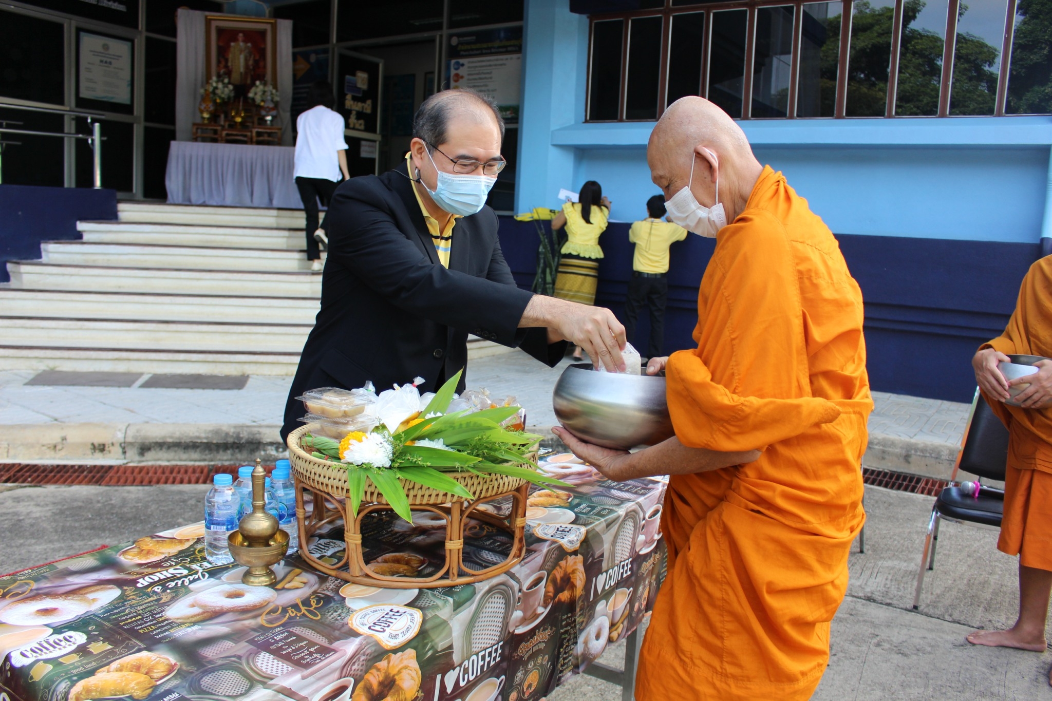 ทำบุญตักบาตร ถวายพระราชกุศล เนื่องในวันคล้ายวันสวรรคต พระบาทสมเด็จพระบรมชนกาธิเบศร มหาภูมิพลอดุลยเดชมหาราช บรมนาถบพิตร 