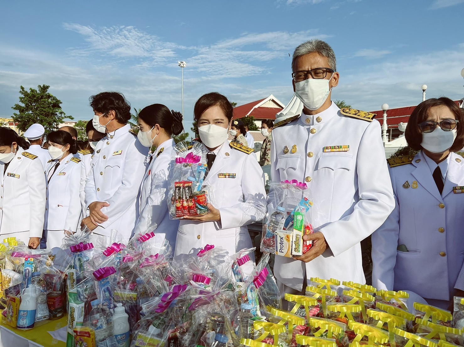 สำนักงานสรรพากรพื้นที่เพชรบุรี เข้าร่วมพิธีทำบุญตักบาตรและถวายสัตย์ปฏิญาณเนื่องในโอกาสวันเฉลิมพระชนมพรรษา รัชกาลที่10 ณ อุทยานเฉลิมพระเกียรติ