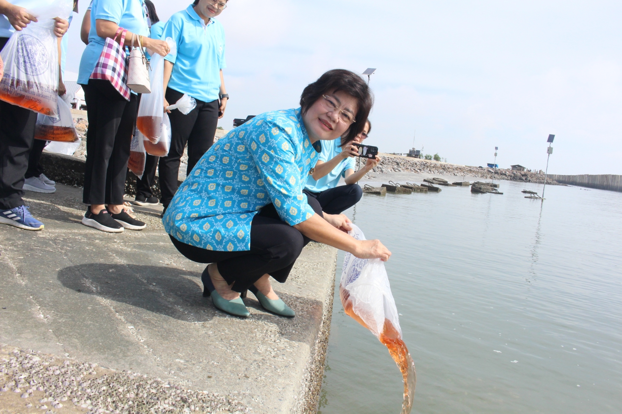 ปล่อยพันธุ์กุ้ง ร่วมอนุรักษ์สิ่งแวดล้อม เฉลิมพระเกียรติสมเด็จพระนางเจ้าสิริกิติ์ พระบรมราชินีนาถ พระบรมราชชนนีพันปีหลวง