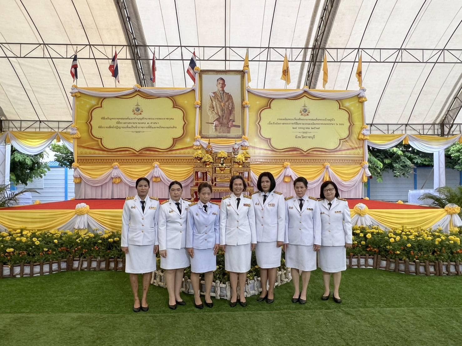 ร่วมพิธีเจริญพระพุทธมนต์และทำบุญตักบาตรถวายพระราชกุศลและพิธีทางศาสนามหามงคล ๓ ศาสนา พิธีถวายสัตย์ปฏิญาณ เพื่อเป็นข้าราชการที่ดีและพลังของแผ่นดินและพิธีถวายเครื่องราชสักการะและวางพานพุ่ม และพิธีจุดเทียนถวายพระพรชัยมงคล