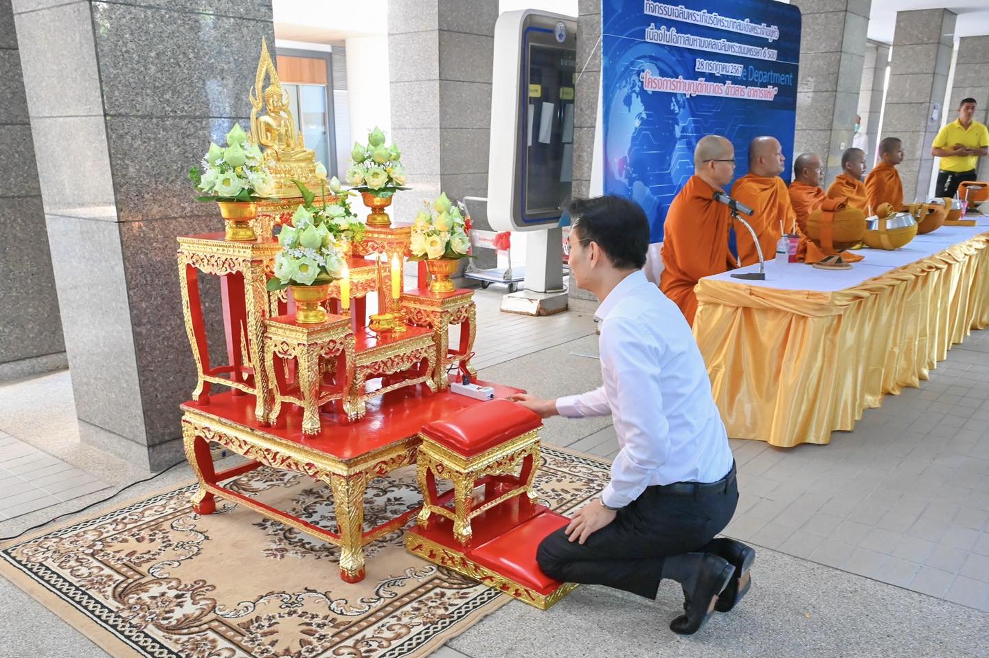  กรมสรรพากรจัดโครงการทำบุญตักบาตร ข้าวสาร อาหารแห้ง 