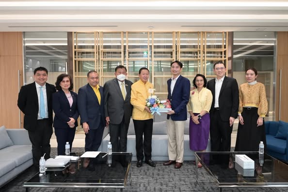 คณะกรรมการหอการค้าไทยและสภาหอการค้าแห่งประเทศไทยเข้าแสดงความยินดีกับอธิบดีกรมสรรพากร