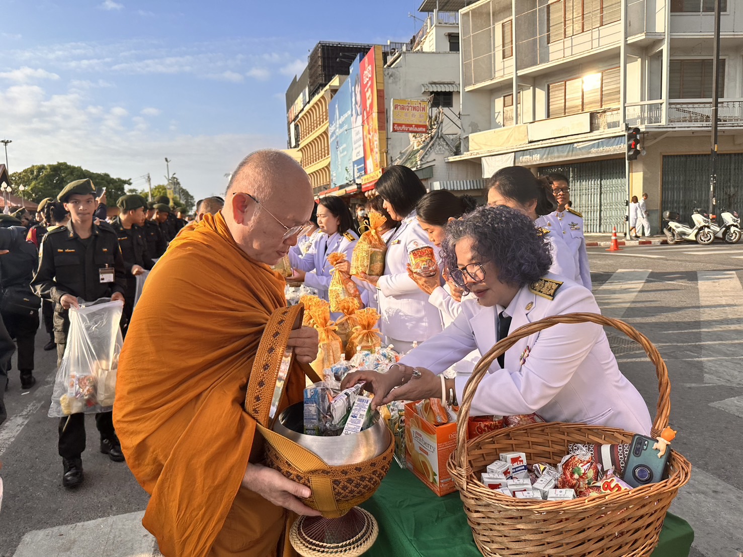 ข้าราชการและเจ้าหน้าที่สำนักงานสรรพากรภาค 9 ร่วมพิธีทำบุญตักบาตรถวายพระราชกุศลแด่พระบาทสมเด็จพระบรมชนกาธิเบศร มหาภูมิพลอดุลยเดชมหาราช บรมนาถบพิตร เนื่องในวันนวมินทรมหาราช 13 ตุลาคม 2567