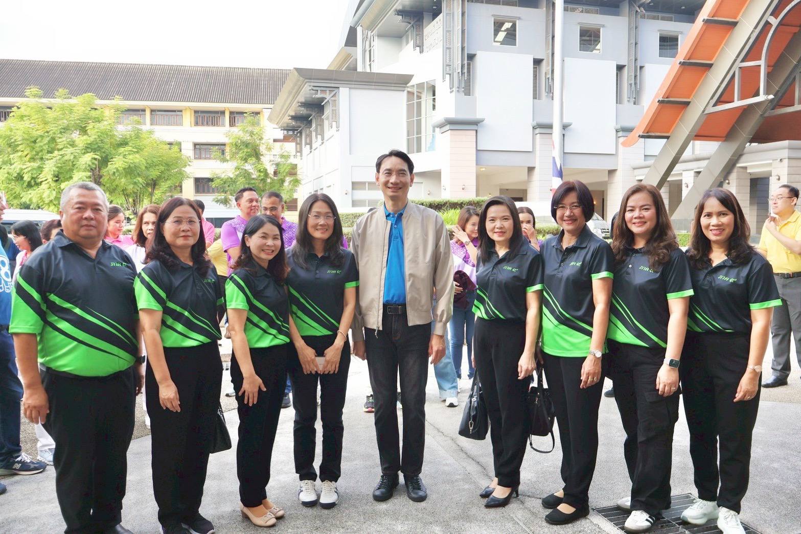 นางสาวลักขณา ต่อพล สรรพากรภาค 9 พร้อมด้วยสรรพากรพื้นที่และข้าราชการ พนักงานราชการ และลูกจ้าง ในสังกัดสำนักงานสรรพากรภาค 9 เข้าร่วมเชียร์ตัวแทนผู้เข้าแข่งขันจาก สำนักงานสรรพากรภาค 9 ในการแข่งขันตอบปัญหาภาษีอากรรอบชิงชนะเลิศ โครงการ 