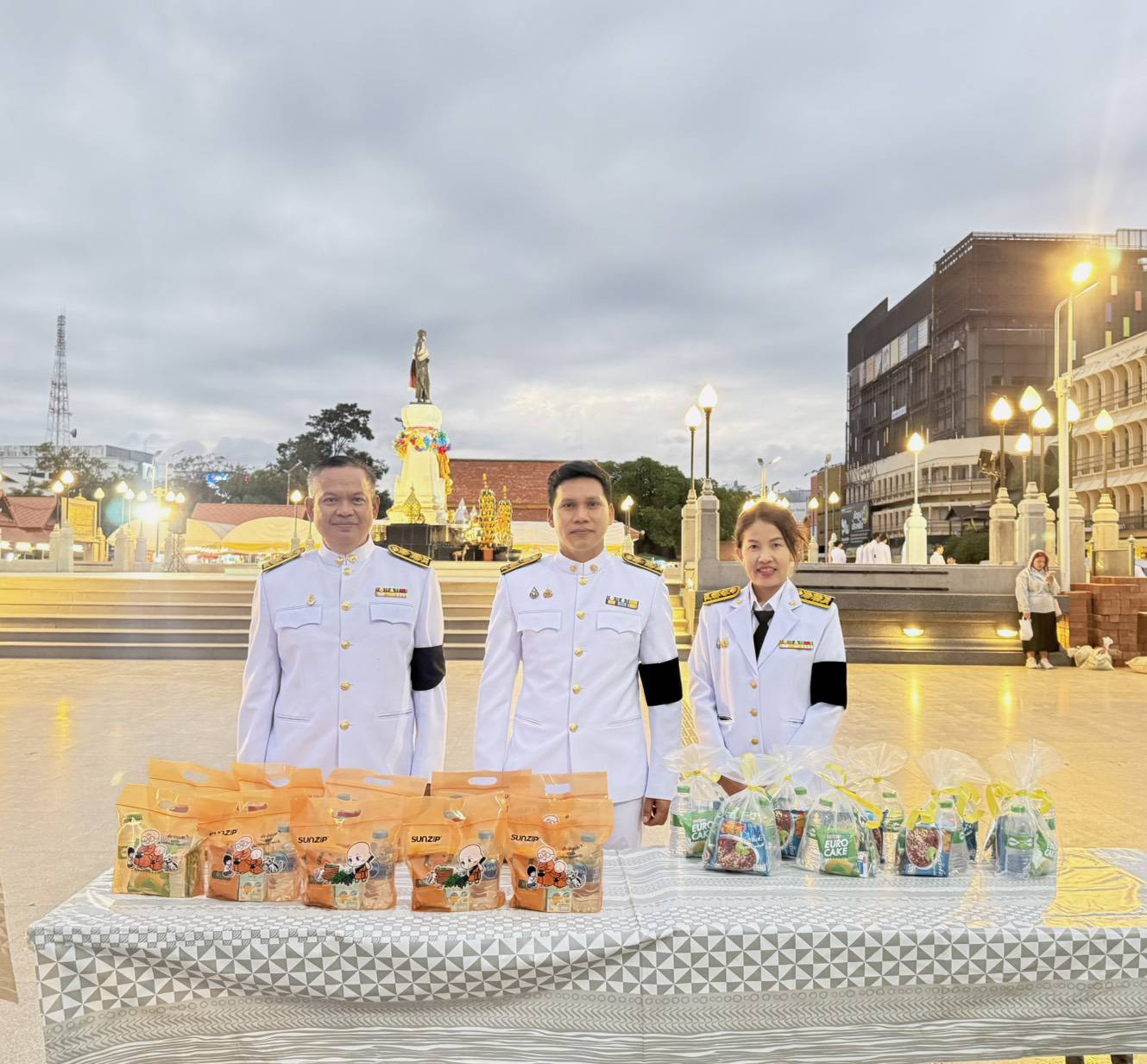 สำนักงานสรรพากรภาค 9 ร่วมพิธีเจริญพระพุทธมนต์ พิธีทำบุญตักบาตรถวายพระราชกุศล ณ ลานอนุสาวรีย์ท้าวสุรนารี และพิธีวางพานพุ่ม ณ หอประชุมเปรมติณสูลานนท์ เนื่องในวันคล้ายวันพระบรมราชสมภพ พระบาทสมเด็จพระบรมชนกาธิเบศร มหาภูมิพลอดุลยเดชมหาราช บรมนาถบพิตร วันชาติและวันพ่อแห่งชาติ