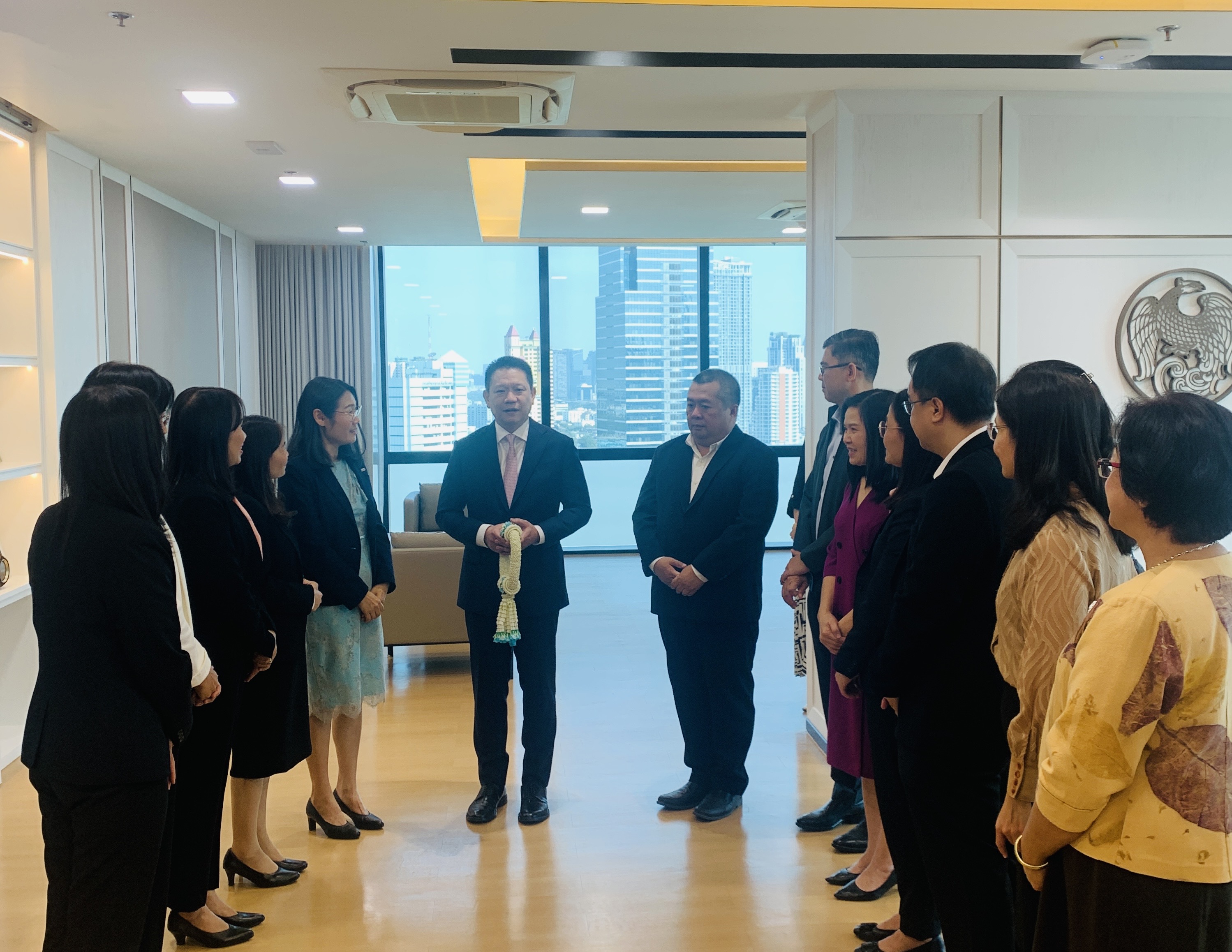 นางสาวลักขณา ต่อพล สรรพากรภาค 9 พร้อมด้วยสรรพากรพื้นที่ และข้าราชการในสังกัด เข้าขอพรและสวัสดีปีใหม่ นายลวรณ แสงสนิท ปลัดกระทรวงการคลัง และนายปิ่นสาย สุรัสวดี อธิบดีกรมสรรพากร รวมทั้งคณะผู้บริหารระดับสูงของกระทรวงการคลังและกรมสรรพากร