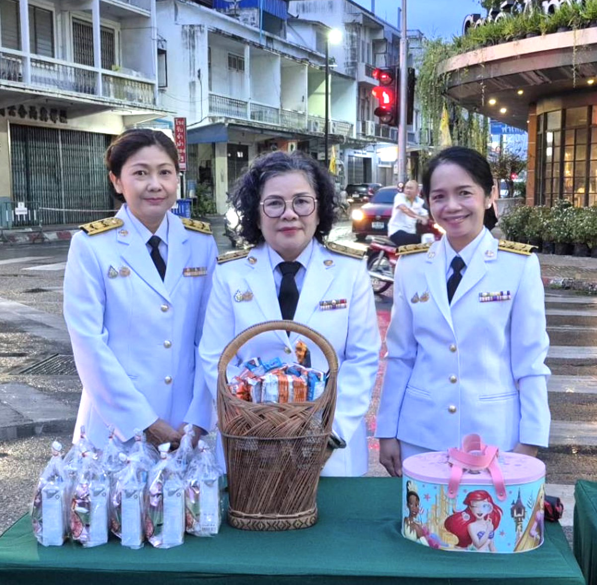 ข้าราชการและเจ้าหน้าที่สำนักงานสรรพากรภาค 9 ร่วมพิธีทำบุญตักบาตรถวายพระราชกุศลแด่พระบาทสมเด็จพระบรมชนกาธิเบศร มหาภูมิพลอดุลยเดชมหาราช บรมนาถบพิตร เนื่องในวันนวมินทรมหาราช 13 ตุลาคม 2568