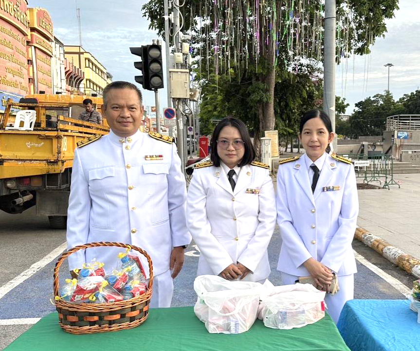 ข้าราชการและเจ้าหน้าที่ สำนักงานสรรพากรภาค 9 ร่วมทำบุญตักบาตรถวายพระราชกุศลกิจกรรมเฉลิมพระเกียรติ พระบาทสมเด็จพระปรเมนทรมหาอานันทมหิดล พระอัฐมรามาธิบดินทร เนื่องในโอกาสวันพระบรมราชสมภพครบ 100 ปี 