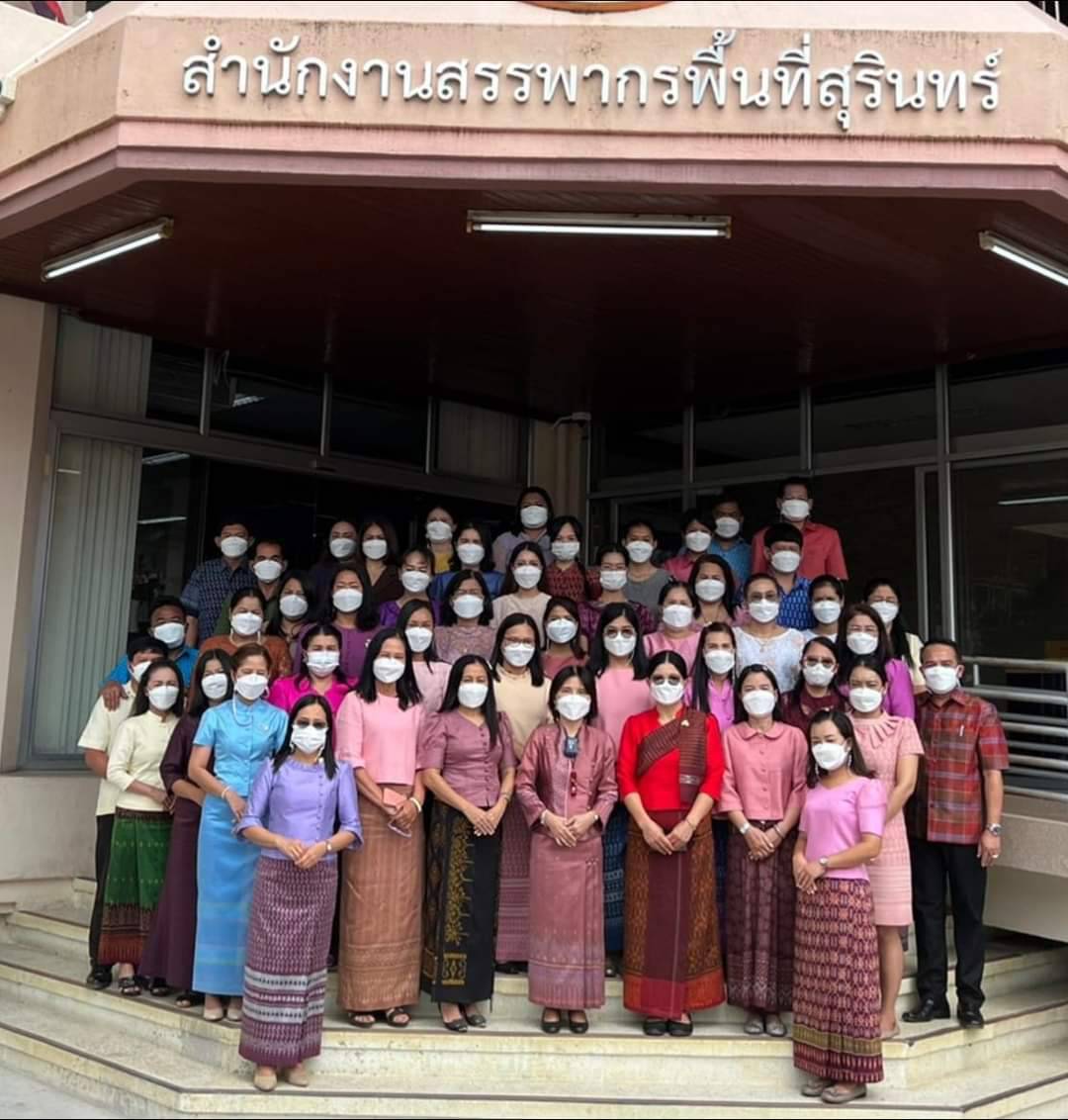 นางสาววราพร เศรษฐธนารักษ์ สรรพากรพื้นที่สุรินทร์ ส่งเสริมให้บุคลากรในสังกัดใช้และสวมใส่ผ้าไทย ตามโครงการส่งเสริมการแต่งกายผ้าไทยของกรมสรรพากร