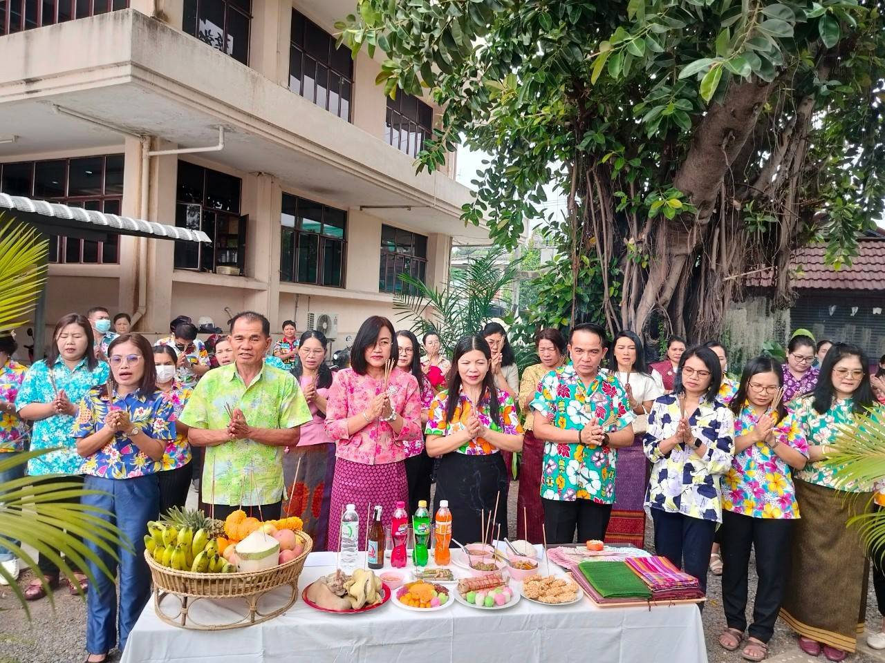 นางสาวชนาพร วงษ์พรหม สรรพากรพื้นที่สุรินทร์ พร้อมด้วยคณะข้าราชการ พนักงานราชการ และลูกจ้างสำนักงานสรรพากรพื้นที่สุรินทร์ จัดงานทำบุญตักบาตรถวายภัตตาหารเพลพร้อมจตุปัจจัยเครื่องไทยธรรมแด่พระภิกษุสงฆ์ และสักการะสิ่งศักดิ์สิทธิ์เพื่อความเป็นสิริมงคลแก่ชีวิตและหน่วยงาน