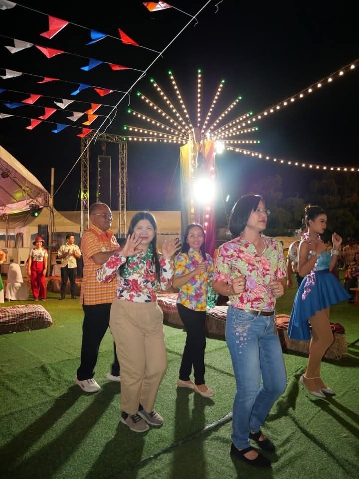 วันที่ 19 พฤศจิกายน 2567 เวลา 18.30 น. นางสาวชนาพร วงษ์พรหม สรรพากรพื้นที่สุรินทร์ พร้อมข้าราชการและลูกจ้างสำนักงานสรรพากรพื้นที่สุรินทร์ ร่วมกิจกรรมเหมารอบรำวงการกุศล 