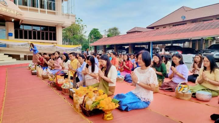 วันที่ 26 ธันวาคม 2567 เวลา 06.30 น. นางสาวชนาพร วงษ์พรหม สรรพากรพื้นที่สุรินทร์ นำคณะข้าราชการ พนักงานราชการ และลูกจ้างในสังกัดสำนักงานสรรพากรพื้นที่สุรินทร์ จัดกิจกรรมทำบุญตักบาตรเพื่อความเป็นสิริมงคล เนื่องในโอกาสส่งท้ายปีเก่าและต้อนรับปีใหม่ 2568