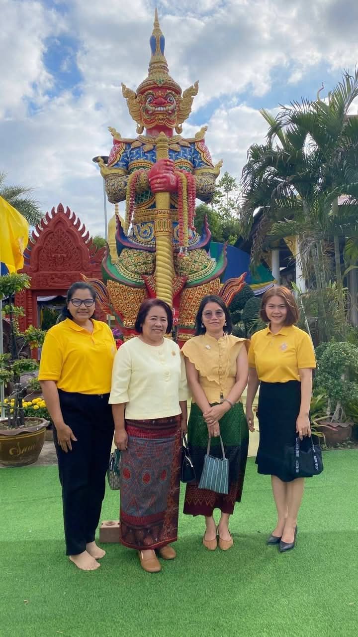 นางสาวชนาพร วงษ์พรหม สรรพากรพื้นที่สุรินทร์  มอบหมายให้นางอรวรรณ เรียบร้อย นิติกรชำนาญการพิเศษ  นำคณะข้าราชการและลูกจ้างสำนักงานสรรพากรพื้นที่สุรินทร์  ร่วมพิธีเจริญพระพุทธมนต์เฉลิมพระเกียรติถวายพระพรชัยมงคลแด่พระบาทสมเด็จพระเจ้าอยู่หัว เนื่องในโอกาสวันเฉลิมพระชนมพรรษา ๖ รอบ ๒๘ กรกฎาคม ๒๕๖๗  เมื่อวันที่ 28 พฤศจิกายน 2567 เวลา 16.30 น. ณ วัดศรีธรรมาราม ตำบลนาบัว อำเภอเมืองสุรินทร์ จังหวัดสุรินทร์