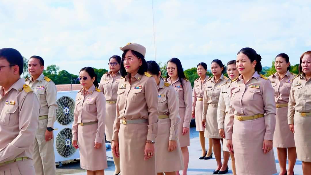 นางสาวชนาพร วงษ์พรหม สรรพากรพื้นที่สุรินทร์ นำคณะข้าราชการ พนักงานราชการ และลูกจ้างสำนักงานสรรพากรพื้นที่สุรินทร์  จัดกิจกรรมเคารพธงชาติและร้องเพลงชาติไทย เนื่องในวันพระราชทานธงชาติไทย