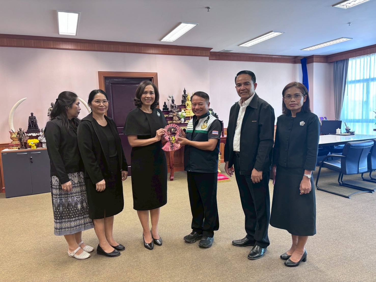 นางเปรมฤดี อุ่นจิตต สรรพากรพื้นที่สุรินทร์ พร้อมคณะผู้บริหาร เข้าอวยพรปีใหม่ พ.ศ. 2569 นายจำเริญ แหวนเพ็ชร ผู้ว่าราชการจังหวัดสุรินทร์  นายประภาส ศรีจันทร์เวียง รองผู้ว่าราชการจังหวัดสุรินทร์ นายวีระชัย ประเสริฐโส รองผู้ว่าราชการจังหวัดสุรินทร์ และนายกิตติ สัตย์ซื่อ รองผู้ว่าราชการจังหวัดสุรินทร์ ณ ศาลากลางจังหวัดสุรินทร์