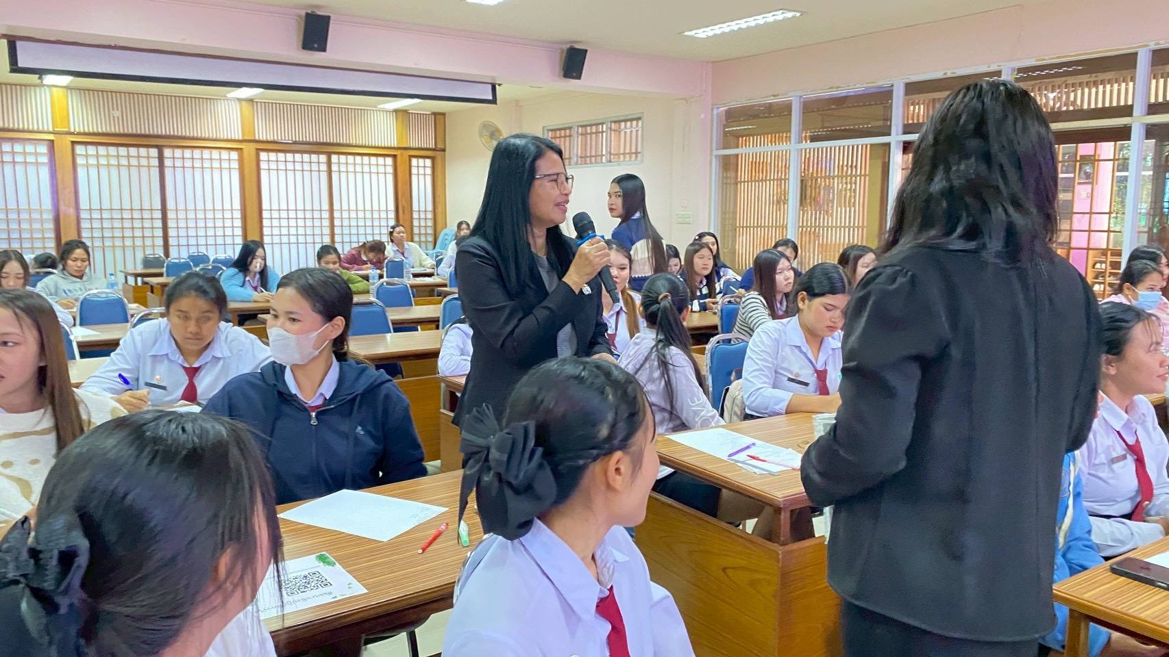 นางเปรมฤดี อุ่นจิตต สรรพากรพื้นที่สุรินทร์ มอบหมายให้นางกัญญา ชาวบัวขาว นักวิชาการสรรพากรชำนาญการพิเศษ พร้อมเจ้าหน้าที่ส่วนกรรมวิธีและคืนภาษี เป็นวิทยากรในการจัดสัมมนาเรื่อง 