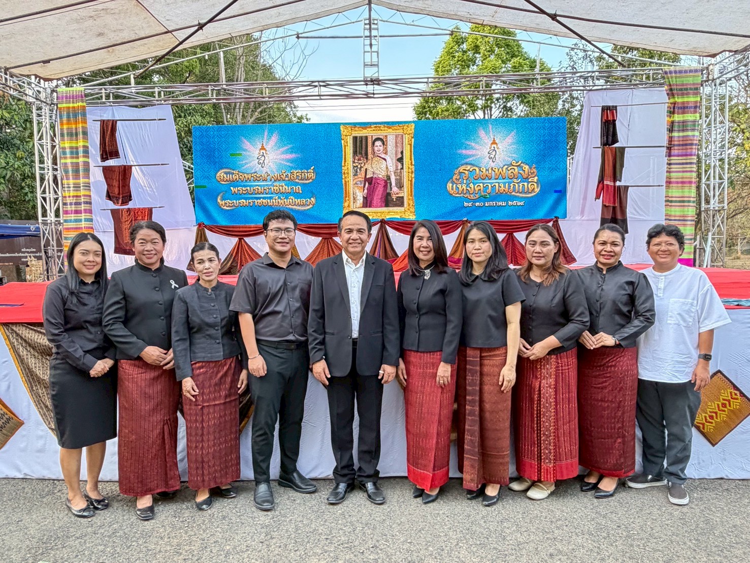 วันที่ 29 มกราคม 2569 เวลา 16.00 น. จังหวัดสุรินทร์ จัดพิธีเปิดกิจกรรม “รวมพลังแห่งความภักดี” เพื่อถวายเป็นพระราชกุศลแด่ สมเด็จพระนางเจ้าสิริกิติ์ พระบรมราชินีนาถ พระบรมราชชนนีพันปีหลวง เพื่อน้อมรำลึกในพระมหากรุณาธิคุณ และเผยแพร่พระราชกรณียกิจด้านศิลปาชีพ ณ ศูนย์ส่งเสริมศิลปาชีพอีสานใต้ จังหวัดสุรินทร์ ตำบลนอกเมือง อำเภอเมืองสุรินทร์ จังหวัดสุรินทร์ โดยมีนายจำเริญ แหวนเพ็ชร ผู้ว่าราชการจังหวัดสุรินทร์ เป็นประธานในพิธี โอกาสนี้ นางเปรมฤดี อุ่นจิตต สรรพากรพื้นที่สุรินทร์ ได้มอบหมายให้ นายสำเร็จ ภูพลผัน นักวิชาการสรรพากรชำนาญการพิเศษ พร้อมด้วยคณะข้าราชการและบุคลากร สำนักงานสรรพากรพื้นที่สุรินทร์ เข้าร่วมพิธีเพื่อแสดงความจงรักภักดี น้อมสำนึกในพระมหากรุณาธิคุณอย่างหาที่สุดมิได้