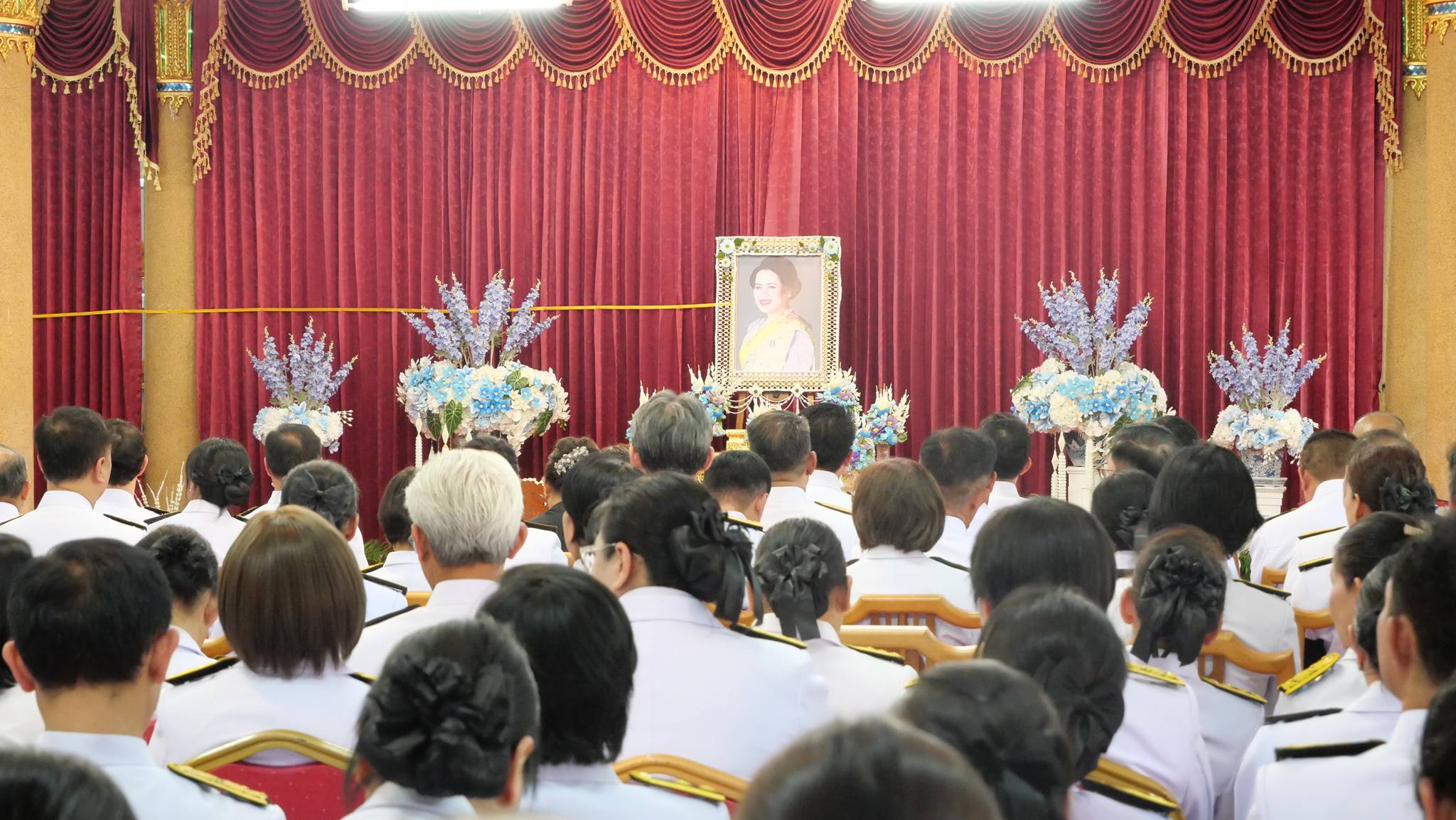 จังหวัดสุรินทร์จัดพิธี บำเพ็ญพระราชกุศลสตมวาร 100 วัน ถวายพระราชกุศลแด่ สมเด็จพระนางเจ้าสิริกิติ์ พระบรมราชินีนาถ พระบรมราชชนนีพันปีหลวง ในวันเสาร์ที่ 31 มกราคม 2569 เวลา 13.30 น. ณ วัดศาลาลอย พระอารามหลวง ตำบลในเมือง อำเภอเมืองสุรินทร์ จังหวัดสุรินทร์  โดยมีนายจำเริญ แหวนเพ็ชร ผู้ว่าราชการจังหวัดสุรินทร์ เป็นประธานในพิธี  โอกาสนี้ นางเปรมฤดี อุ่นจิตต สรรพากรพื้นที่สุรินทร์ ได้มอบหมายให้ นายชาญวุฒิ สื่อเสรีธรรม นักวิชาการสรรพากรชำนาญการ พร้อมด้วยคณะข้าราชการและบุคลากร สำนักงานสรรพากรพื้นที่สุรินทร์ เข้าร่วมพิธี เพื่อแสดงความจงรักภักดี น้อมสำนึกในพระมหากรุณาธิคุณอย่างหาที่สุดมิได้