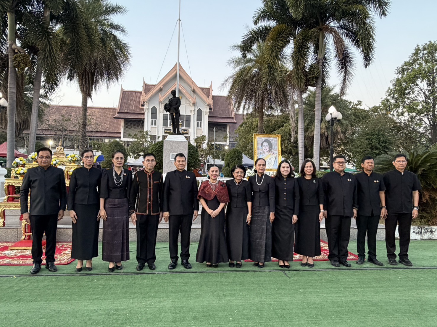 วันที่ 31 มกราคม 2569 เวลา 06.40 น. จังหวัดสุรินทร์จัดพิธี ทำบุญตักบาตร ถวายพระราชกุศลสตมวาร (100 วัน) สมเด็จพระนางเจ้าสิริกิติ์ พระบรมราชินีนาถ พระบรมราชชนนีพันปีหลวง ณ บริเวณหน้าที่ว่าการอำเภอเมืองสุรินทร์ ตำบลในเมือง อำเภอเมืองสุรินทร์ จังหวัดสุรินทร์ โดยมีนายจำเริญ แหวนเพ็ชร ผู้ว่าราชการจังหวัดสุรินทร์ เป็นประธานในพิธี โอกาสนี้ นางเปรมฤดี อุ่นจิตต สรรพากรพื้นที่สุรินทร์ พร้อมด้วยคณะข้าราชการและบุคลากร สำนักงานสรรพากรพื้นที่สุรินทร์ เข้าร่วมพิธีเพื่อแสดงความจงรักภักดี น้อมสำนึกในพระมหากรุณาธิคุณอย่างหาที่สุดมิได้