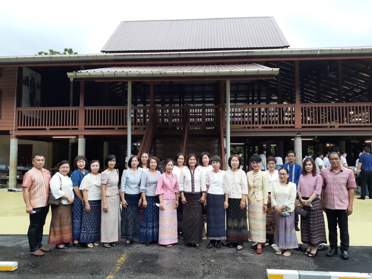 สรรพากรพื้นที่อุดรธานี พร้อมคณะเจ้าหน้าที่ ร่วมถวายภัตตาหารเช้า เทียนพรรษา ผ้าอาบน้ำฝน พร้อมเครื่องไทยทาน ณ วัดกกสะทอน