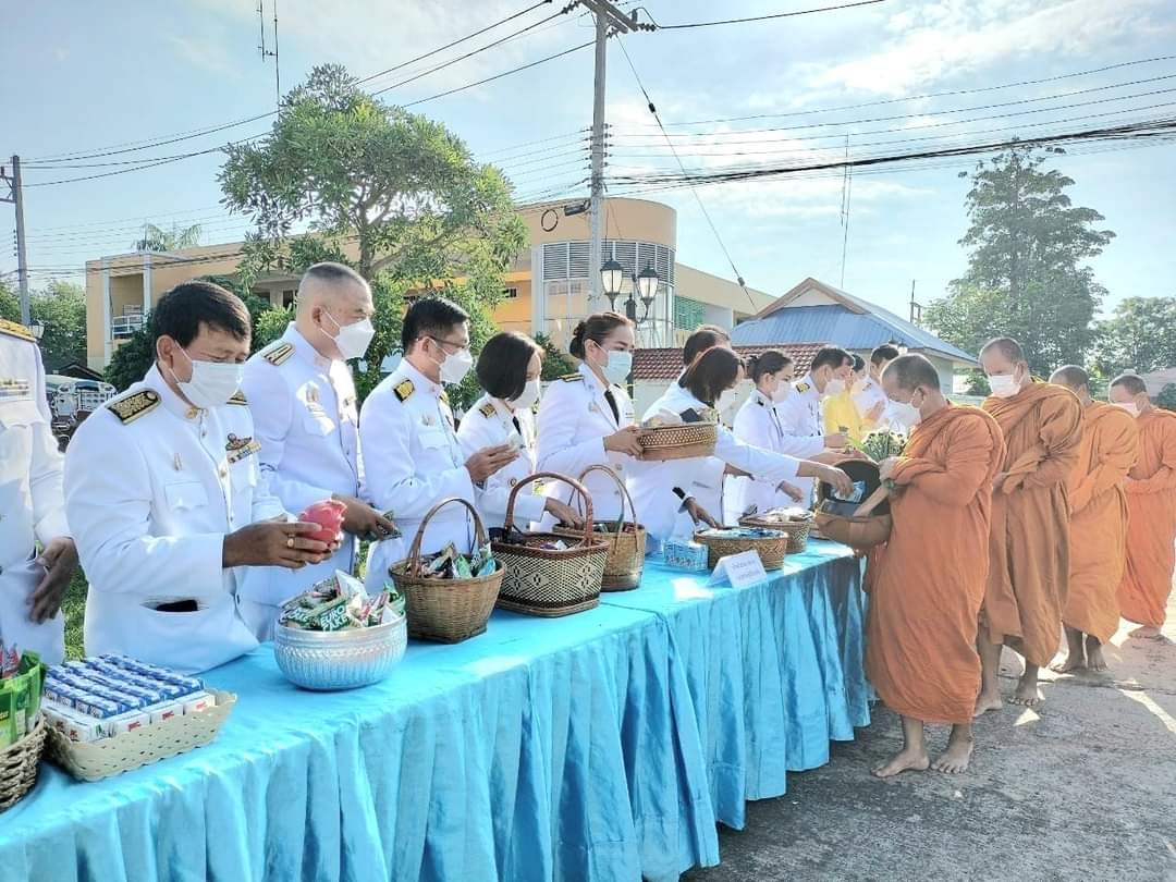 สำนักงานสรรพากรพื้นที่สาขาในสังกัดสำนักงานสรรพากรพื้นที่อุดรธานี ร่วมพิธีทำบุญตักบาตร และพิธีวางพานพุ่ม เนื่องในวันเฉลิมพระชนมพรรษา พระบาทสมเด็จพระปรเมนทรรามาธิบดีศรีสินทรมหาวชิราลงกรณ พระวชิรเกล้าเจ้าอยู่หัว