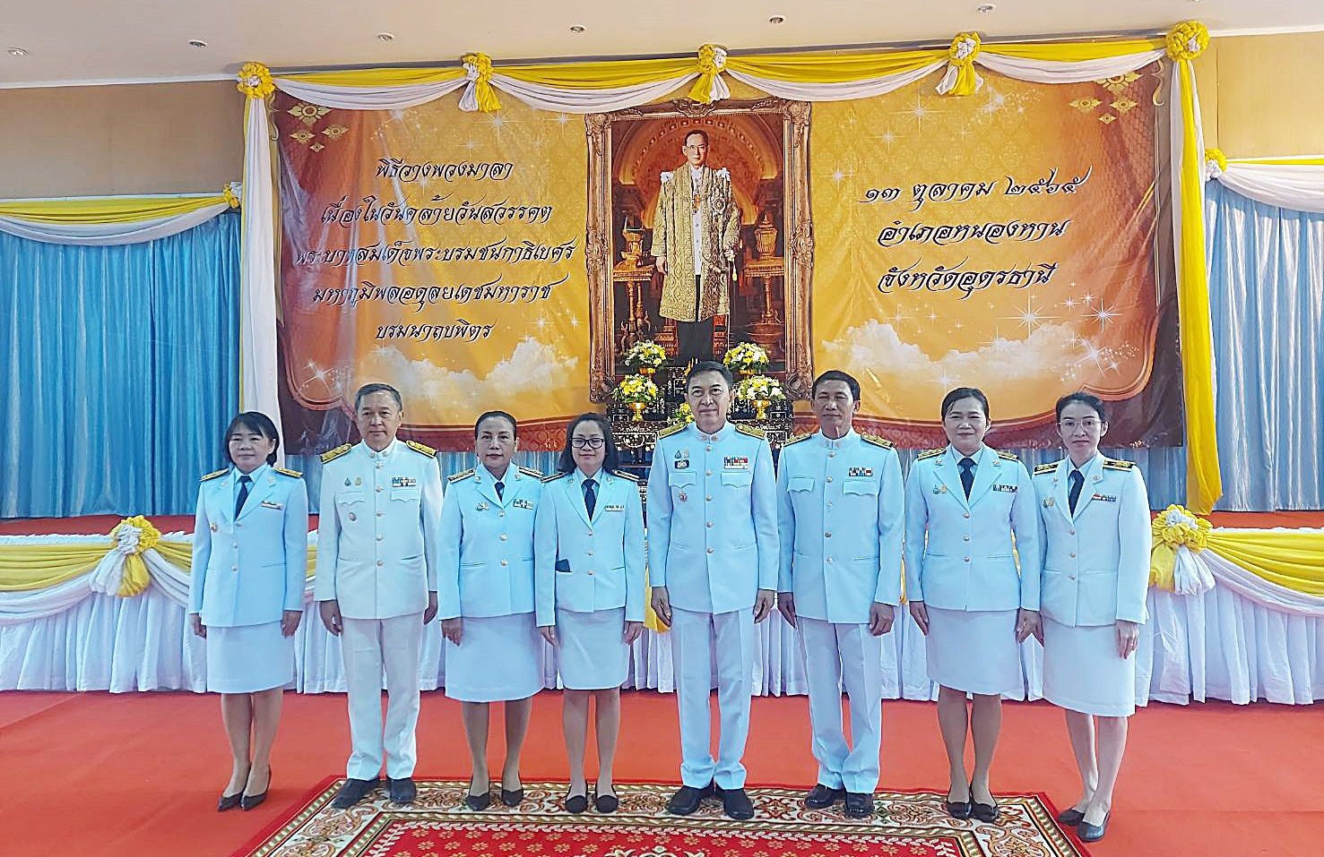 สำนักงานสรรพากรพื้นที่สาขาในสังกัดสำนักงานสรรพากรพื้นที่อุดรธานี  ร่วมกิจกรรมทำบุญตักบาตรพระสงฆ์ วางพวงมาลาดอกไม้สด